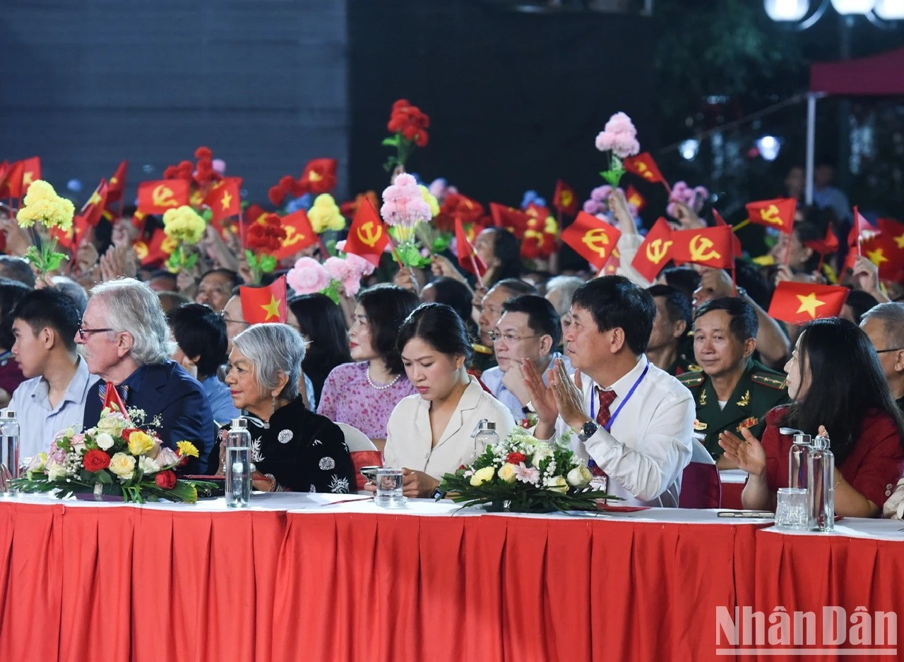 国际代表出席在首都河内连线点的‘凯歌永响’艺术节目。 国际代表出席在首都河内连线点的‘凯歌永响’艺术节目。