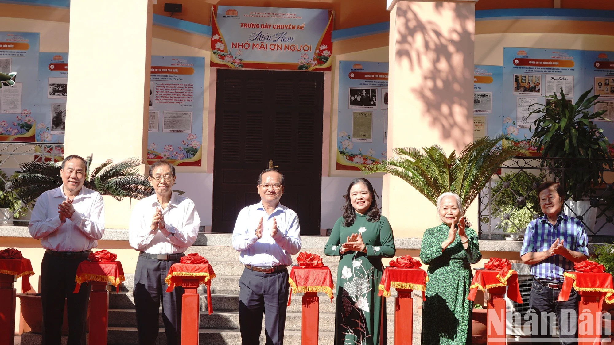与此同时，《南方永远铭记胡志明主席功绩》专题展也在纪念胡志明主席诞辰135周年之际于2025年“莲村节”期间在乂安省文化中心展出。