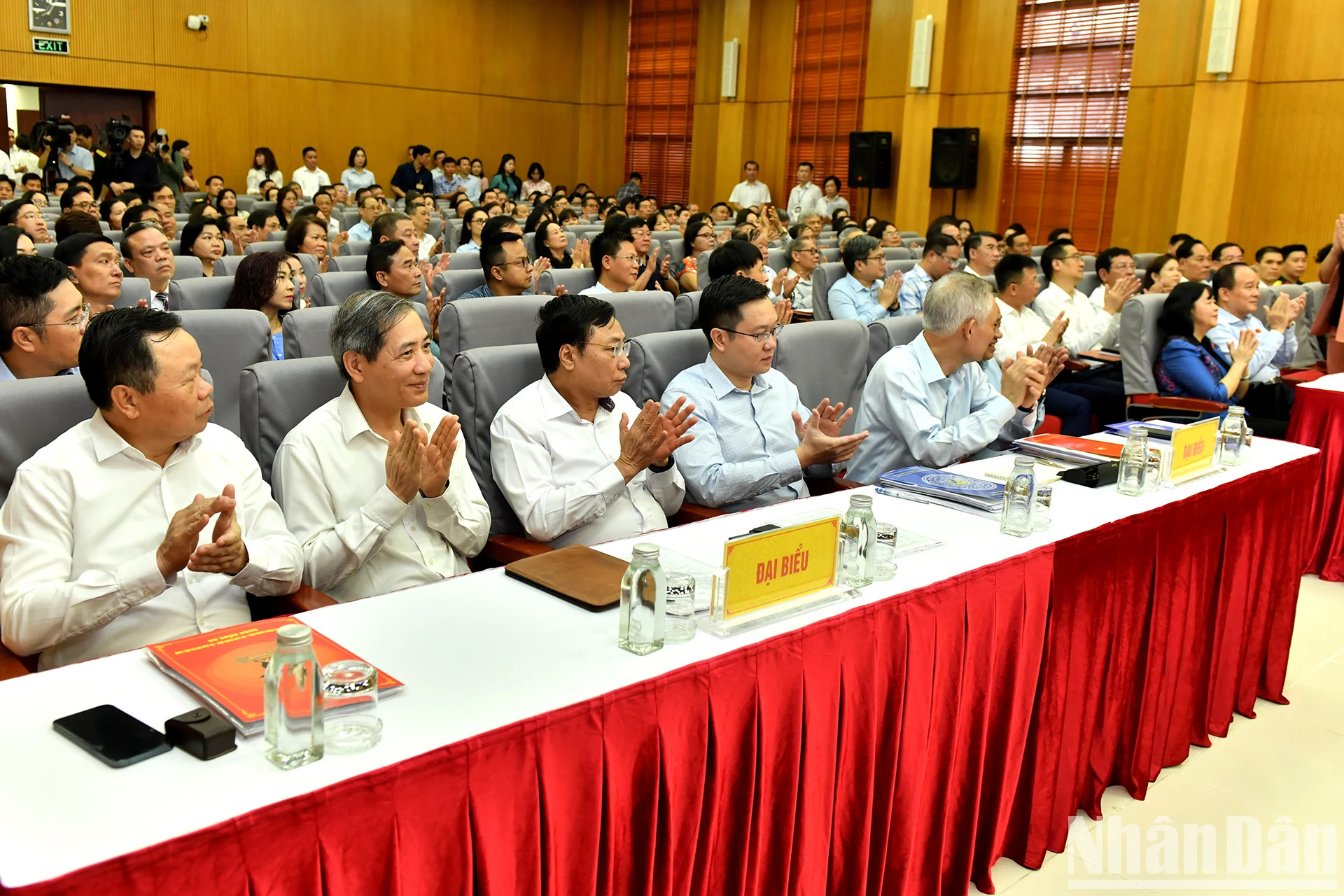 与会的代表和选民。 与会的代表和选民。