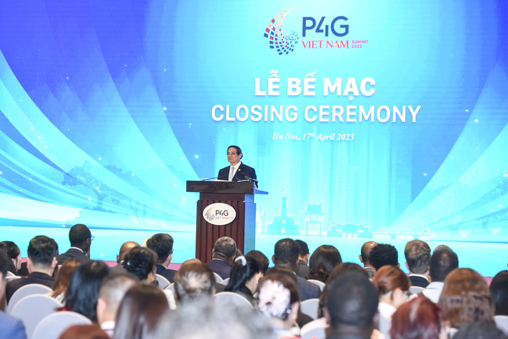 越南政府总理范明正致闭幕词。