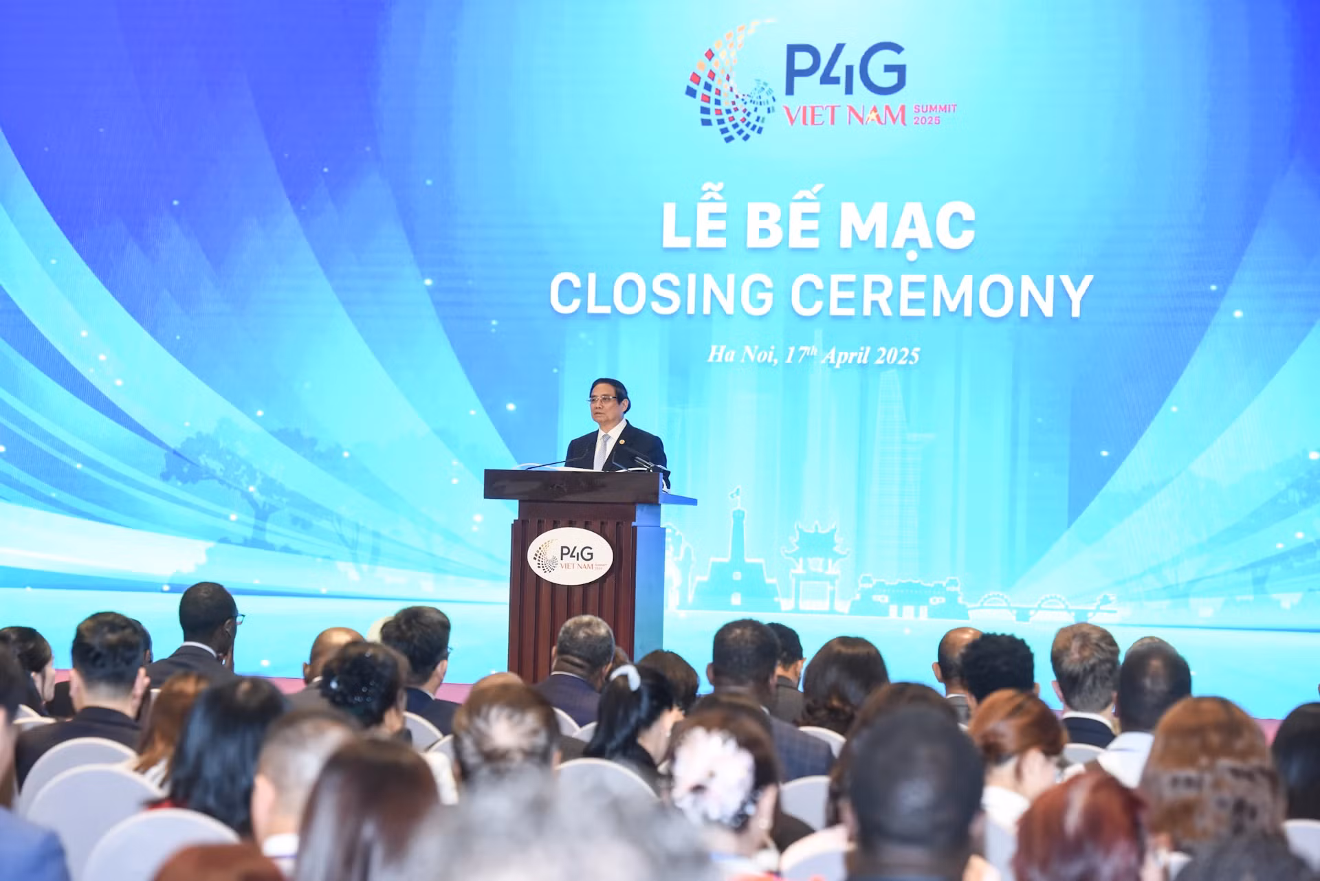 越南政府总理范明正致闭幕词。