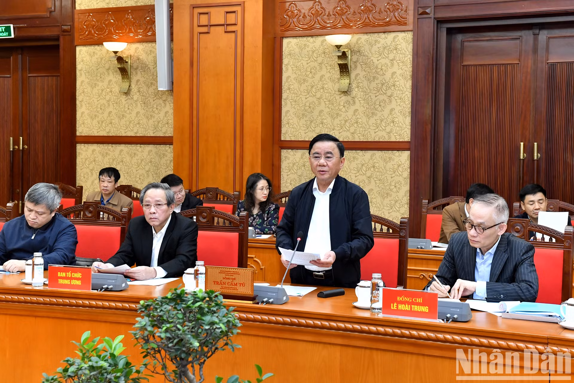 越共中央政治局委员、中央书记处常务书记陈锦秀主持召开会议，部署2025年越共中央政治局和中央书记处的工作计划。