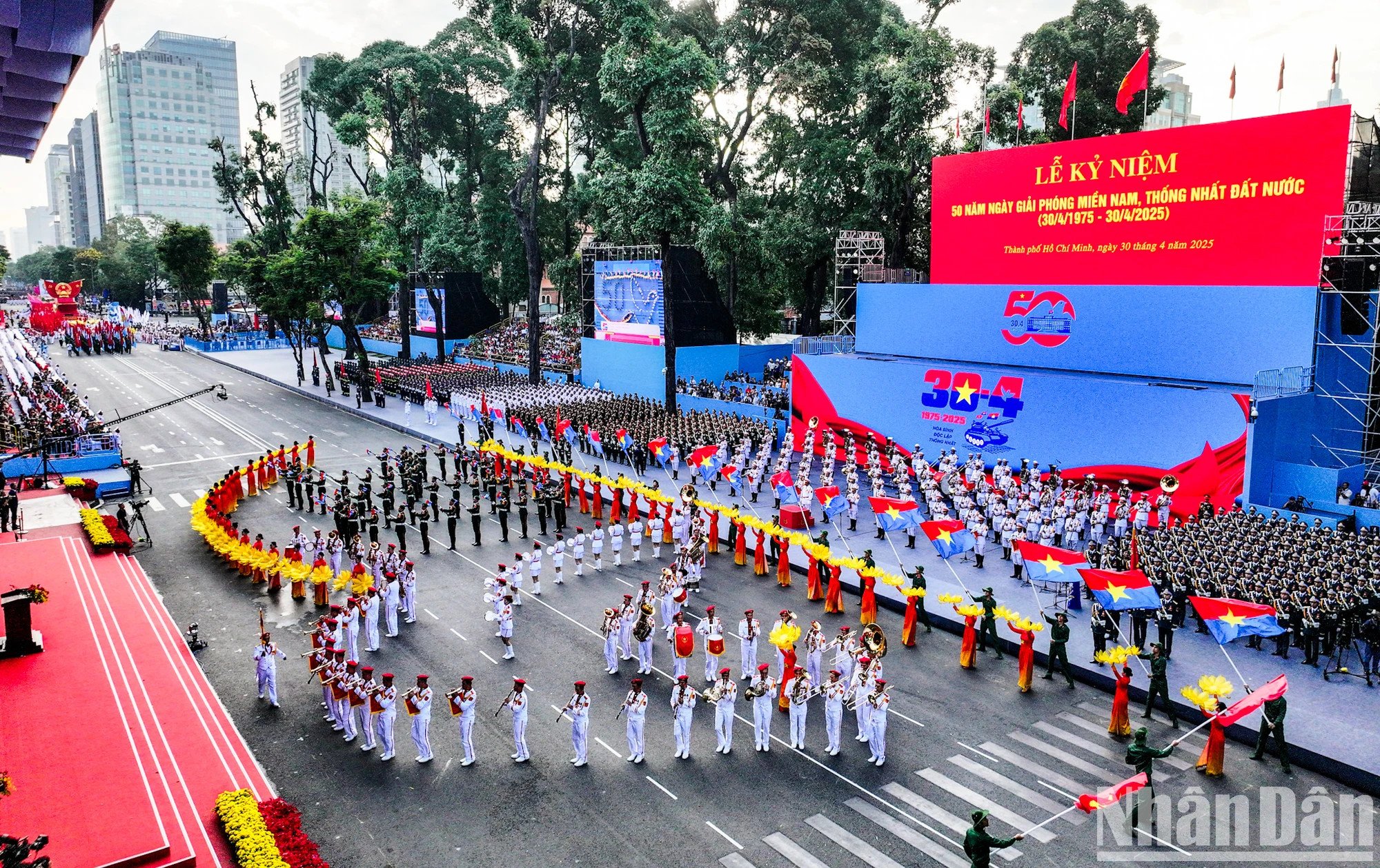 胡志明市文艺工作者的艺术表演节目参加纪念南方解放、国家统一50周年阅兵游行总彩排。