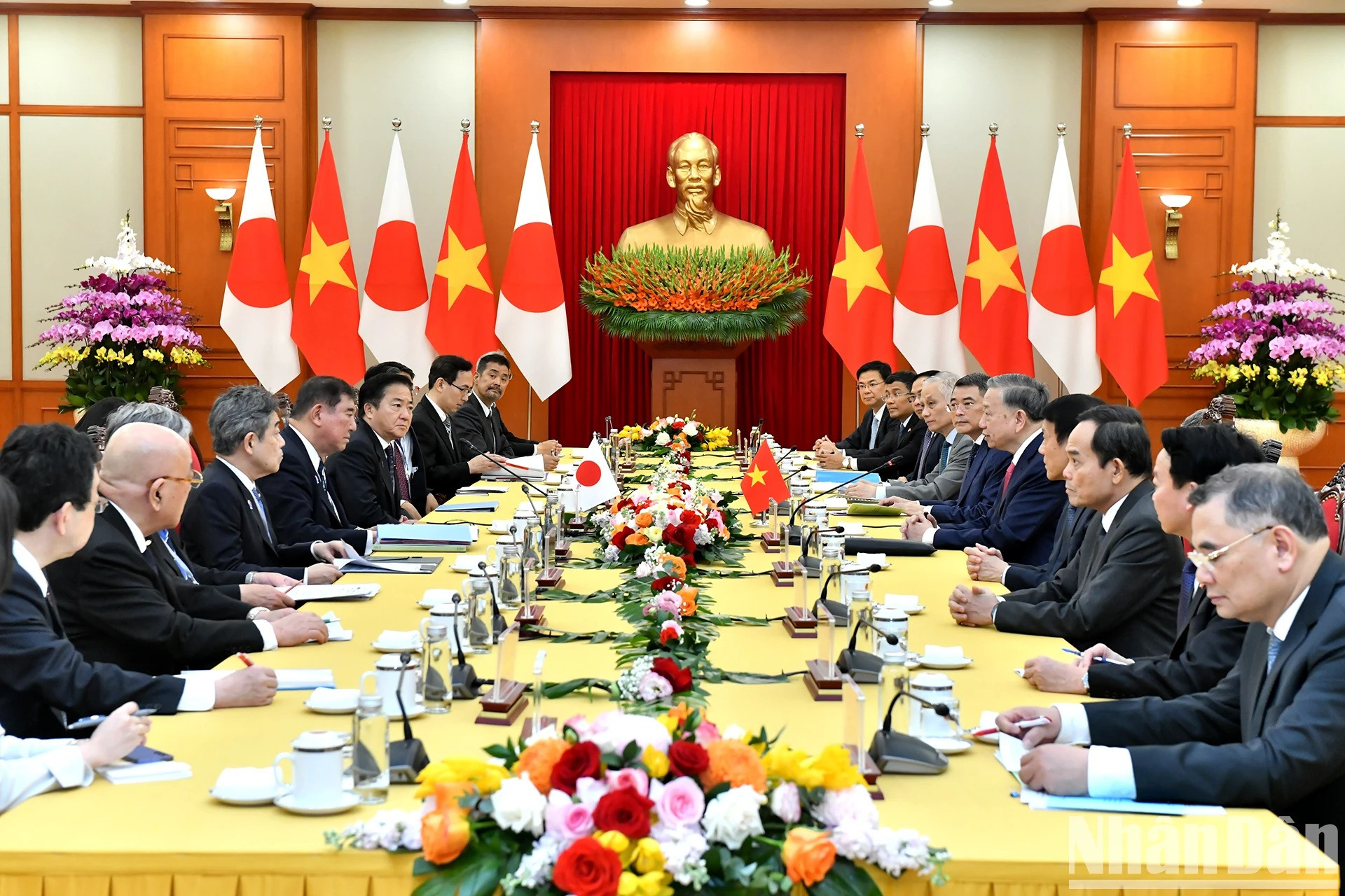 越共中央总书记苏林会见日本首相石破茂。 越共中央总书记苏林会见日本首相石破茂。