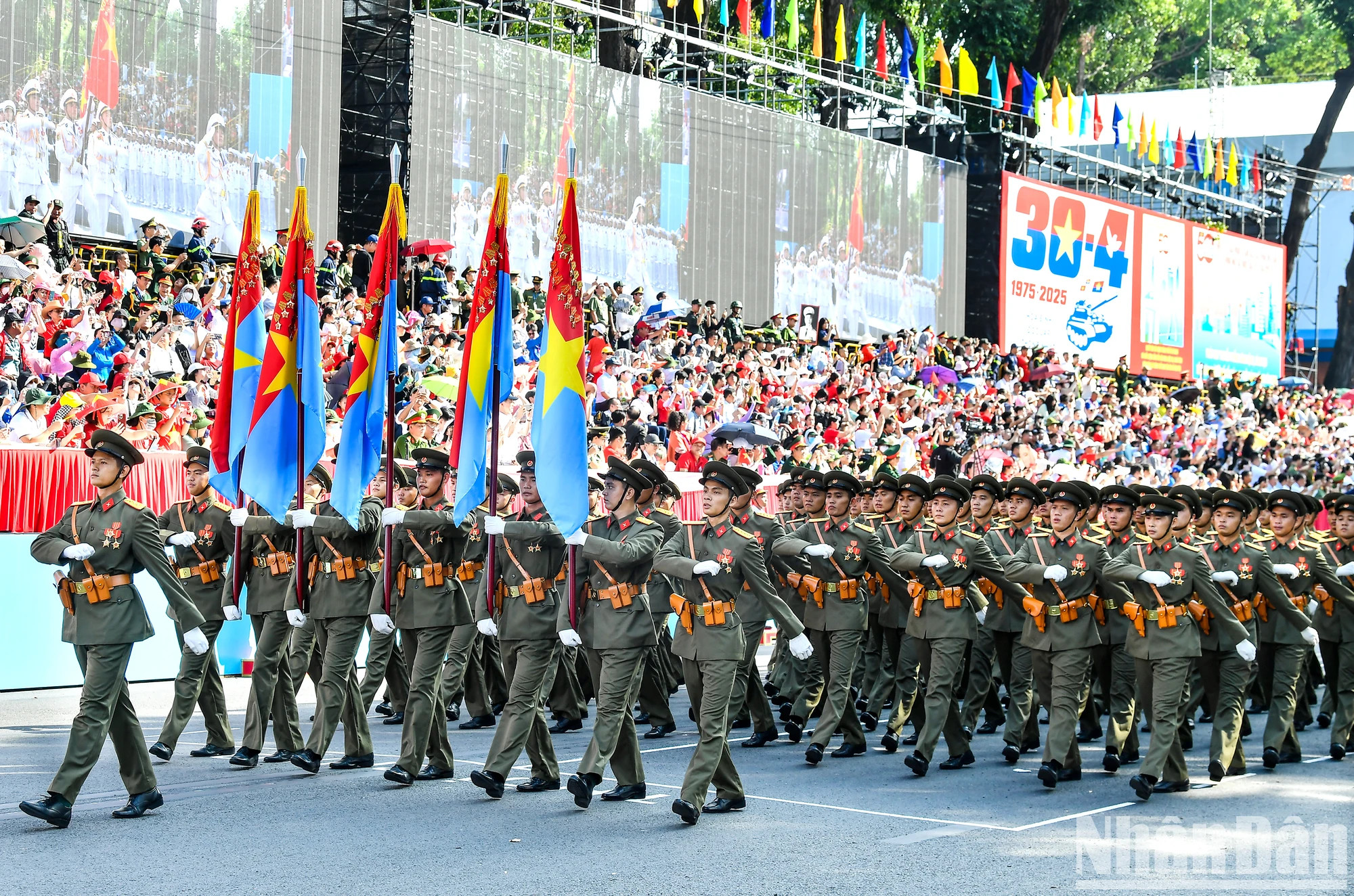 越南人民军各方队参加纪念南方解放、国家统一50周年庆典的总彩排。