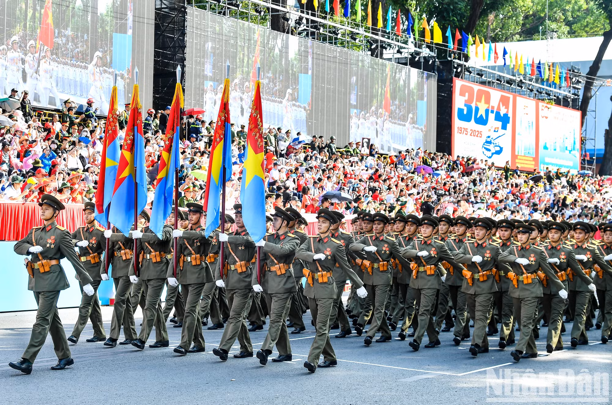 越南人民军各方队参加纪念南方解放、国家统一50周年庆典的总彩排。