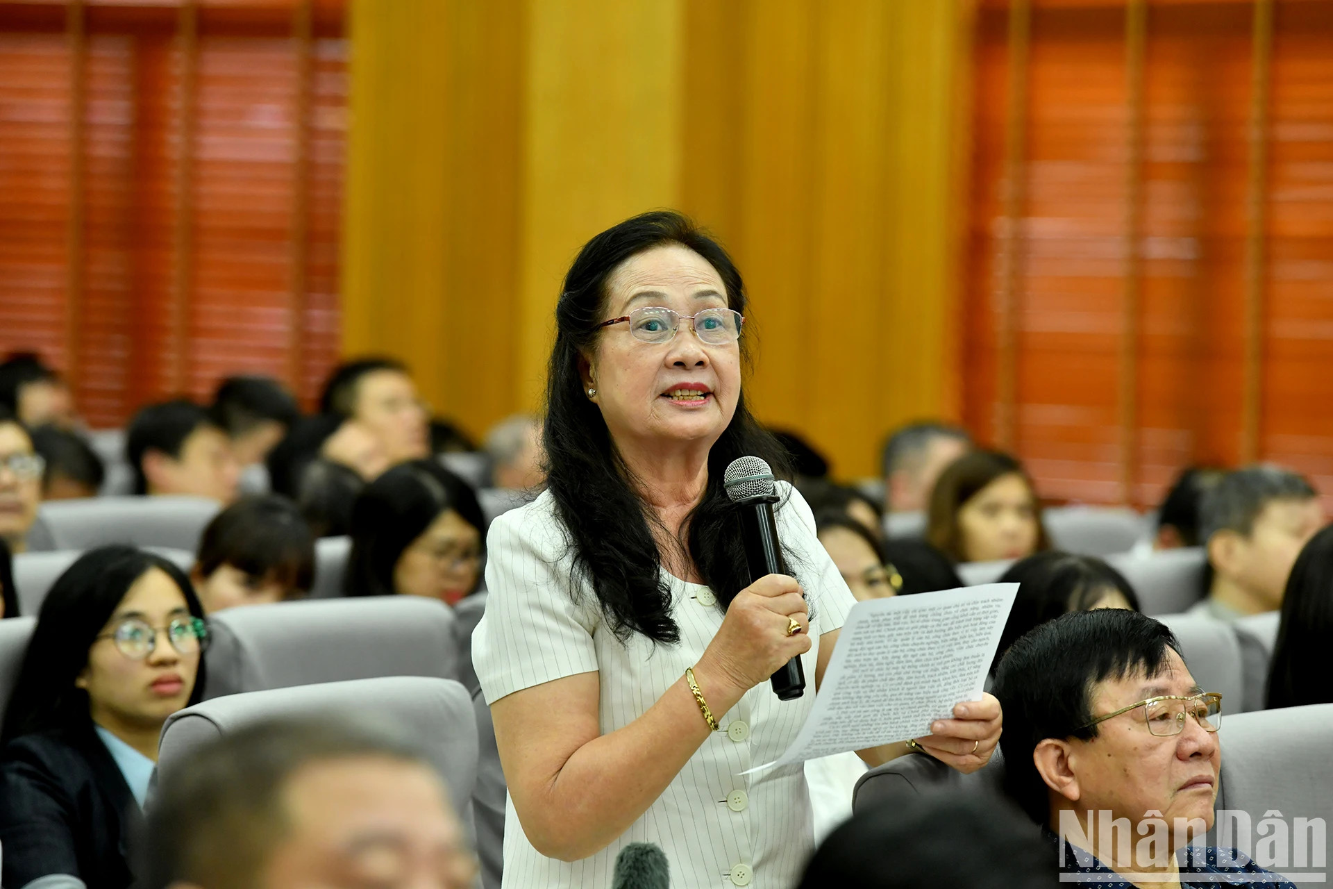 河内市选民发表意见。 河内市选民发表意见。