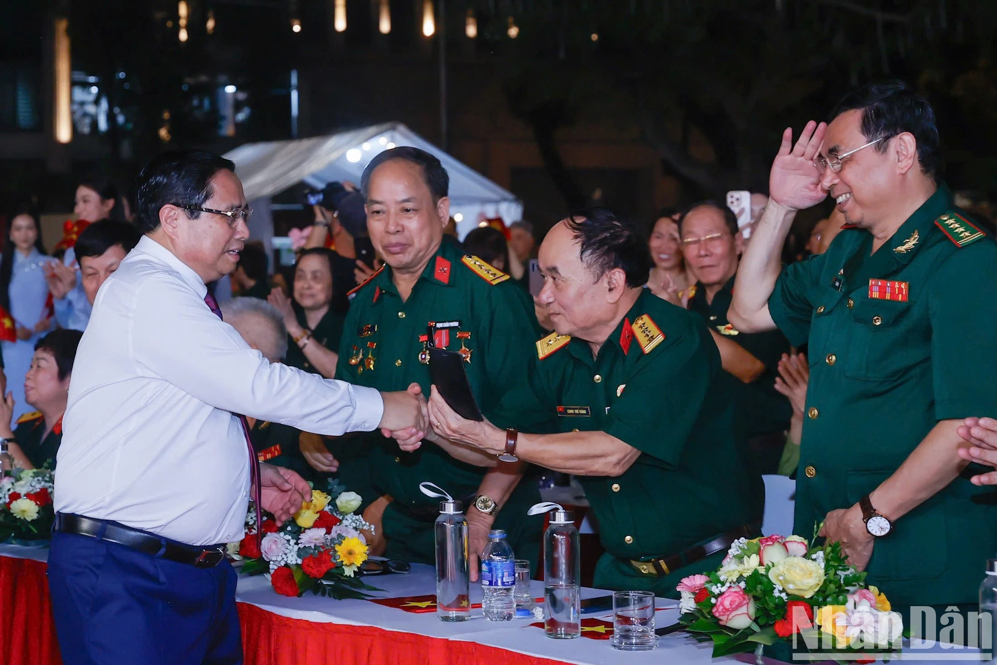 政府总理范明正与首都河内连线点的各位代表亲切握手。 政府总理范明正与首都河内连线点的各位代表亲切握手。
