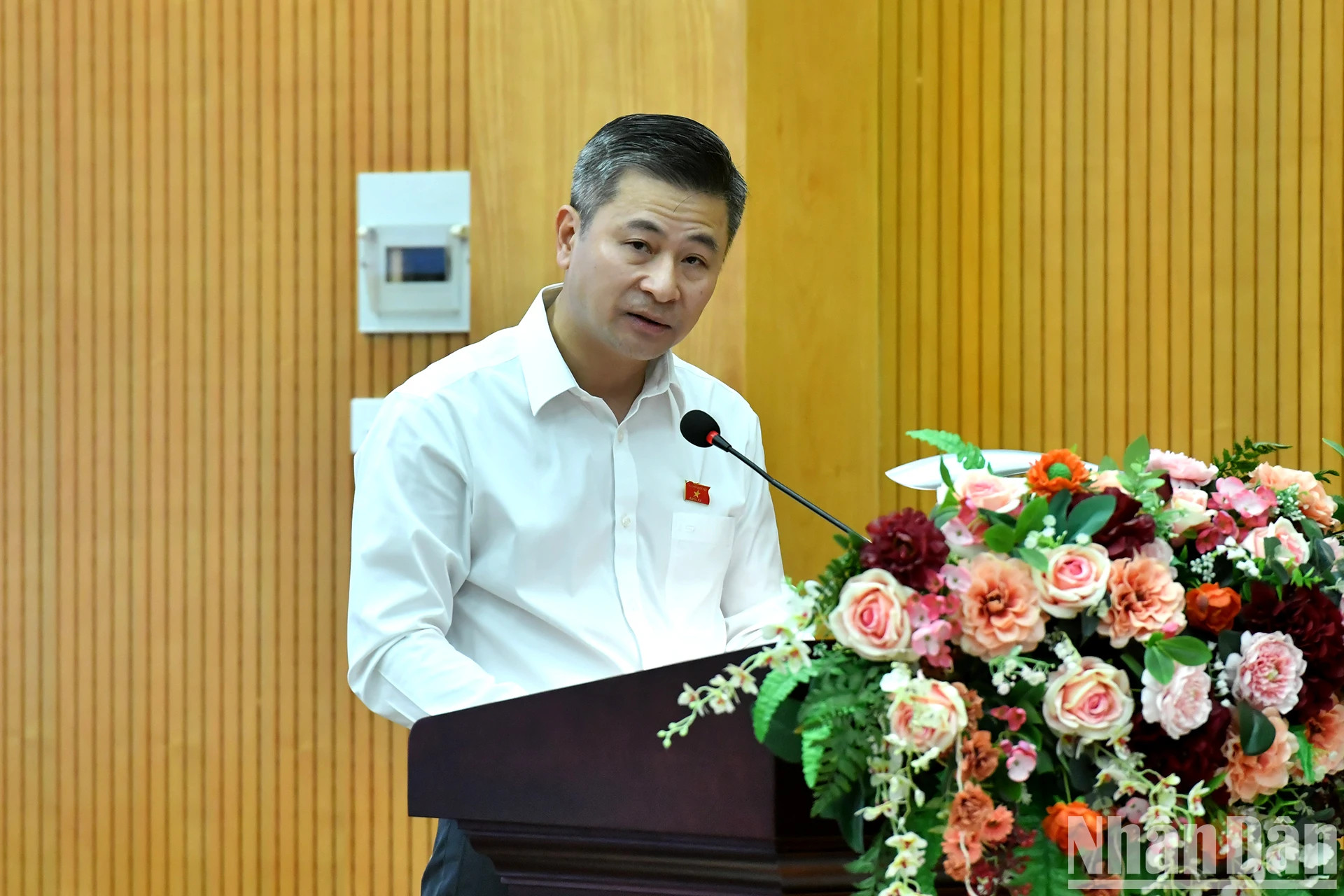 国会代表阮非常在会上作报告。 国会代表阮非常在会上作报告。