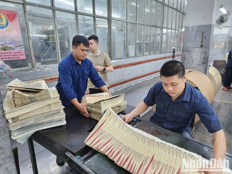 成千上万份纪念南方解放、国家统一50周年的特别副刊已准备好,随时送达读者手中。 成千上万份纪念南方解放、国家统一50周年的特别副刊已准备好,随时送达读者手中。