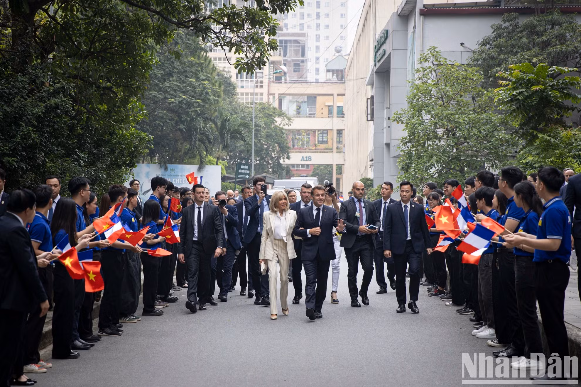 河内科技大学的学生欢迎法国总统埃马纽埃尔·马克龙及夫人到访。