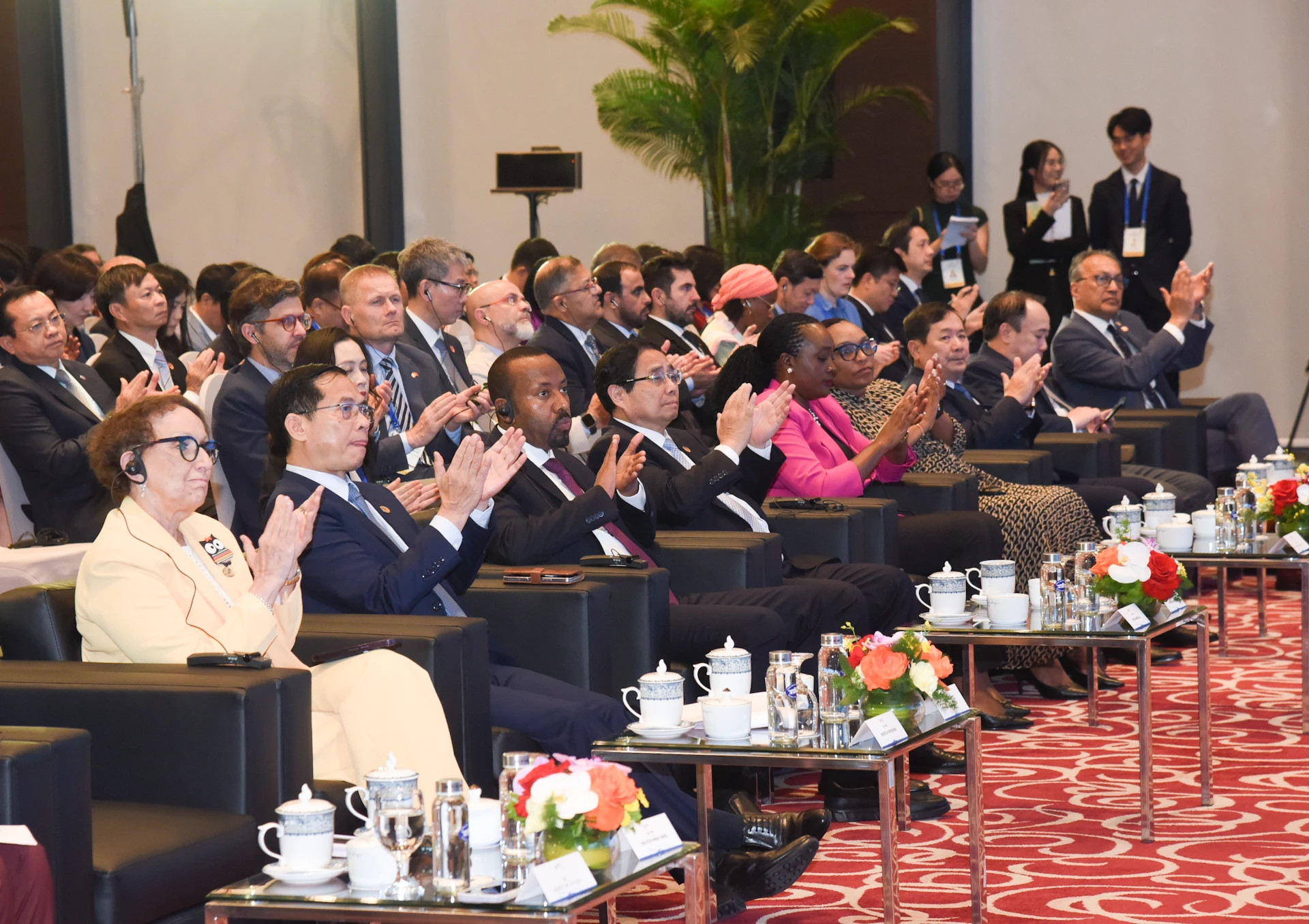 越南政府总理范明正、埃塞俄比亚总理阿比·艾哈迈德·阿里与各位代表出席闭幕式。