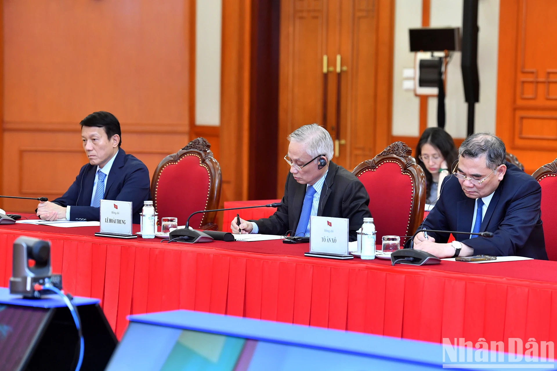 出席双方领导人电话会谈的代表。