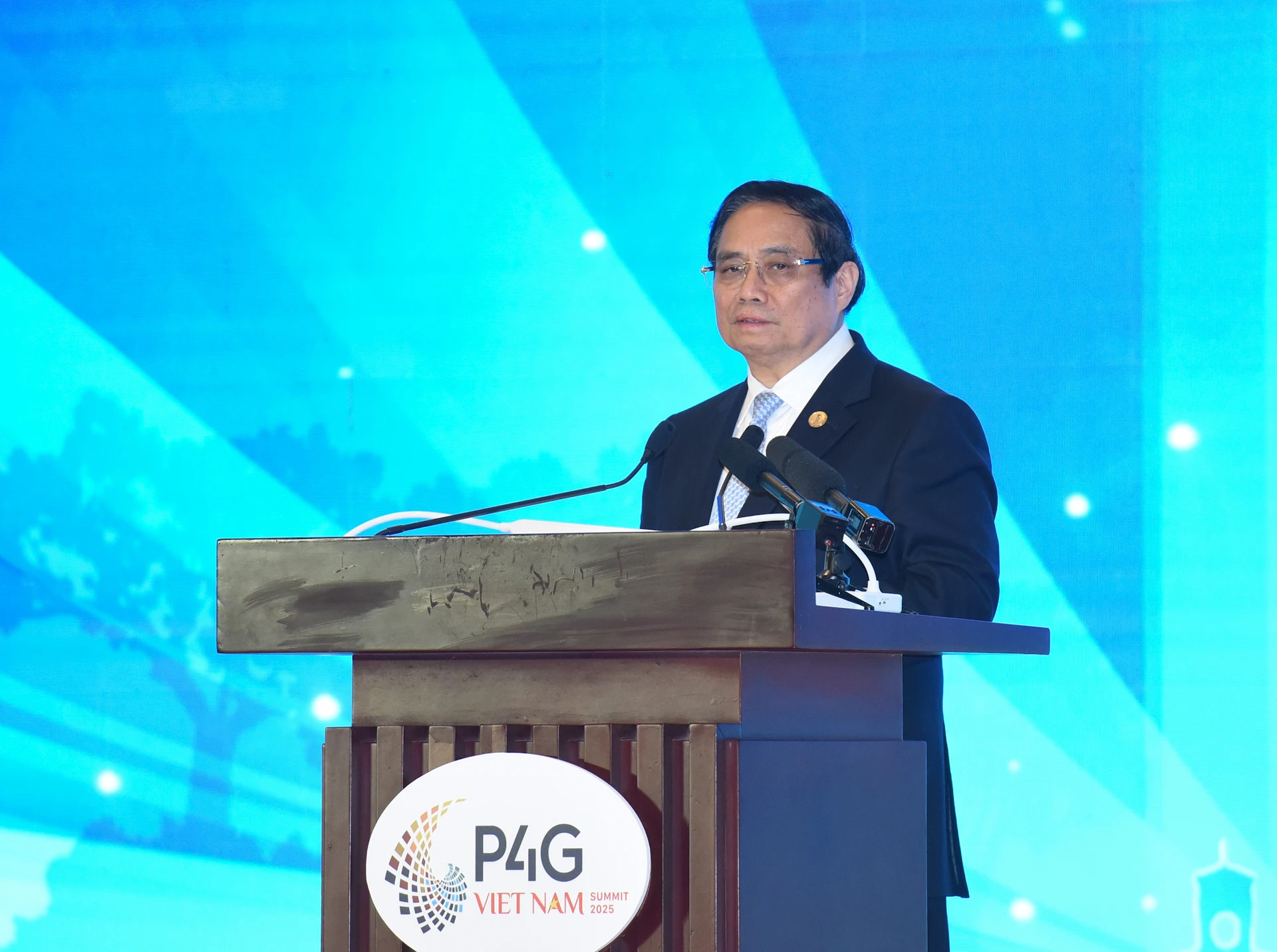 越南政府总理范明正致闭幕词。