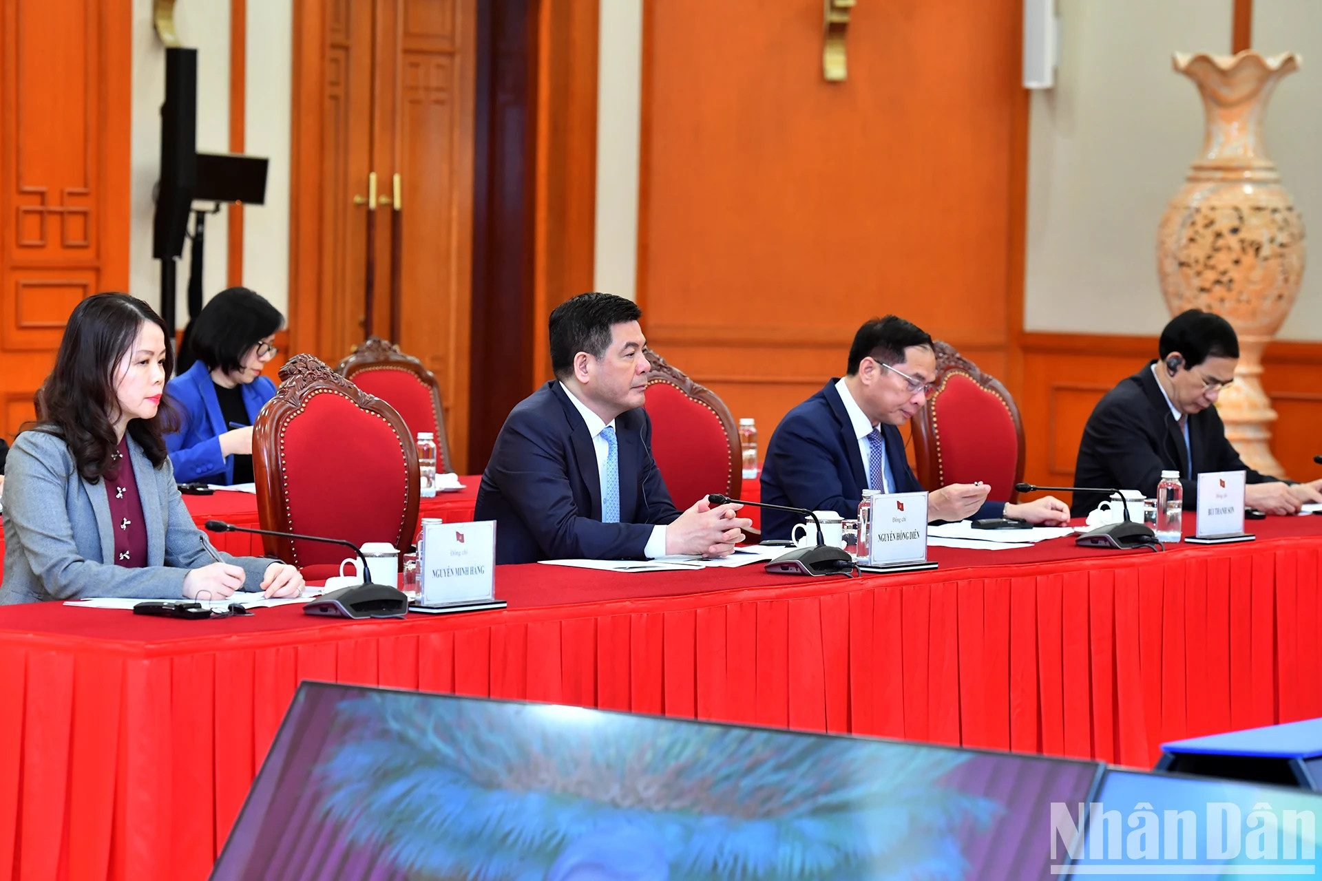 出席双方领导人电话会谈的代表。