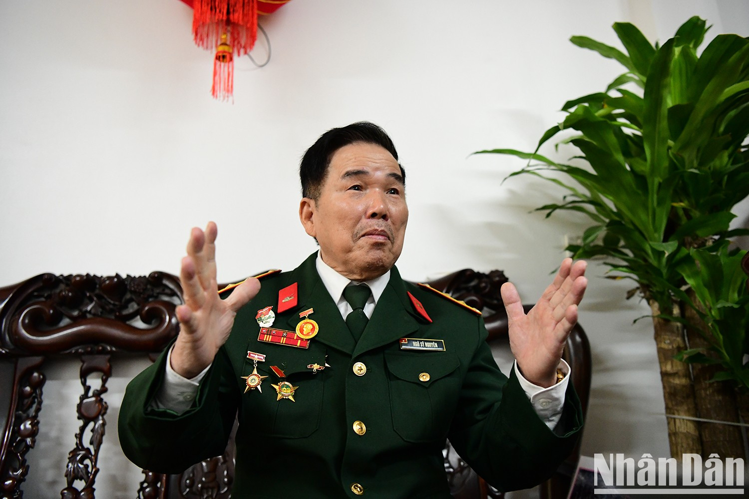 对他来说,1975年4月30日不仅是一座胜利的里程碑,更是战士们穿越枪林弹雨、踏上回家之路的神圣时刻。“那时,我脑海里只有一个念头——完成任务。引擎轰鸣、硝烟弥漫,战友接连倒下……接着,坦克冲破了独立宫的大门。就在那一刻,我们知道:祖国,已经归于人民”,他激动地回忆道。 对他来说,1975年4月30日不仅是一座胜利的里程碑,更是战士们穿越枪林弹雨、踏上回家之路的神圣时刻。“那时,我脑海里只有一个念头——完成任务。引擎轰鸣、硝烟弥漫,战友接连倒下……接着,坦克冲破了独立宫的大门。就在那一刻,我们知道:祖国,已经归于人民”,他激动地回忆道。