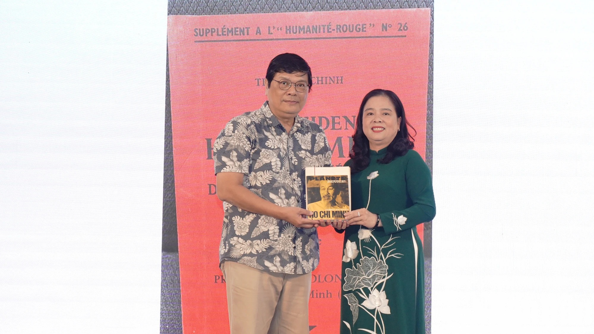 陈友富进先生代表菲利普·沙普兰先生，向胡志明博物馆胡志明市分馆赠送资料。