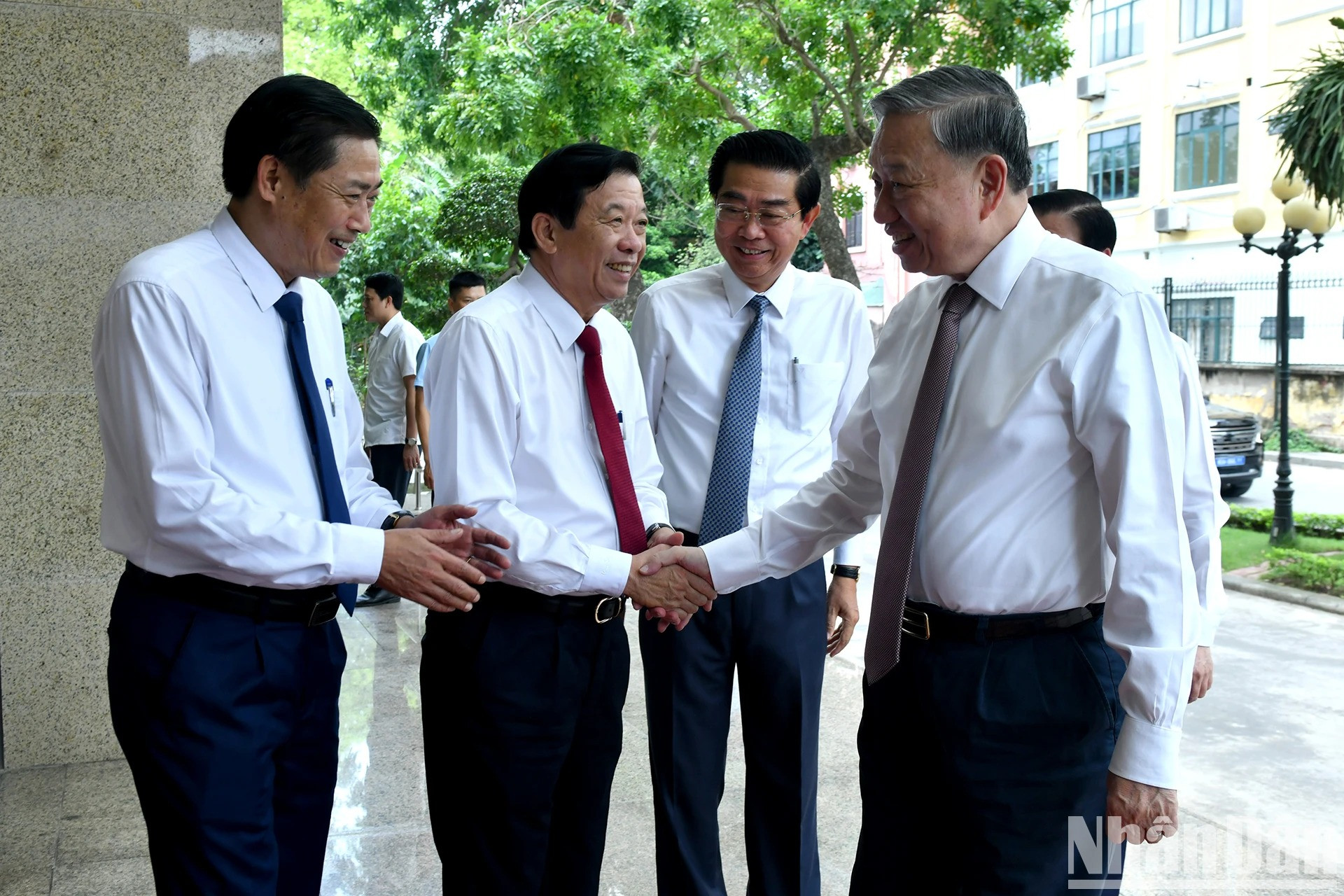 中央内政部领导迎接苏林总书记。