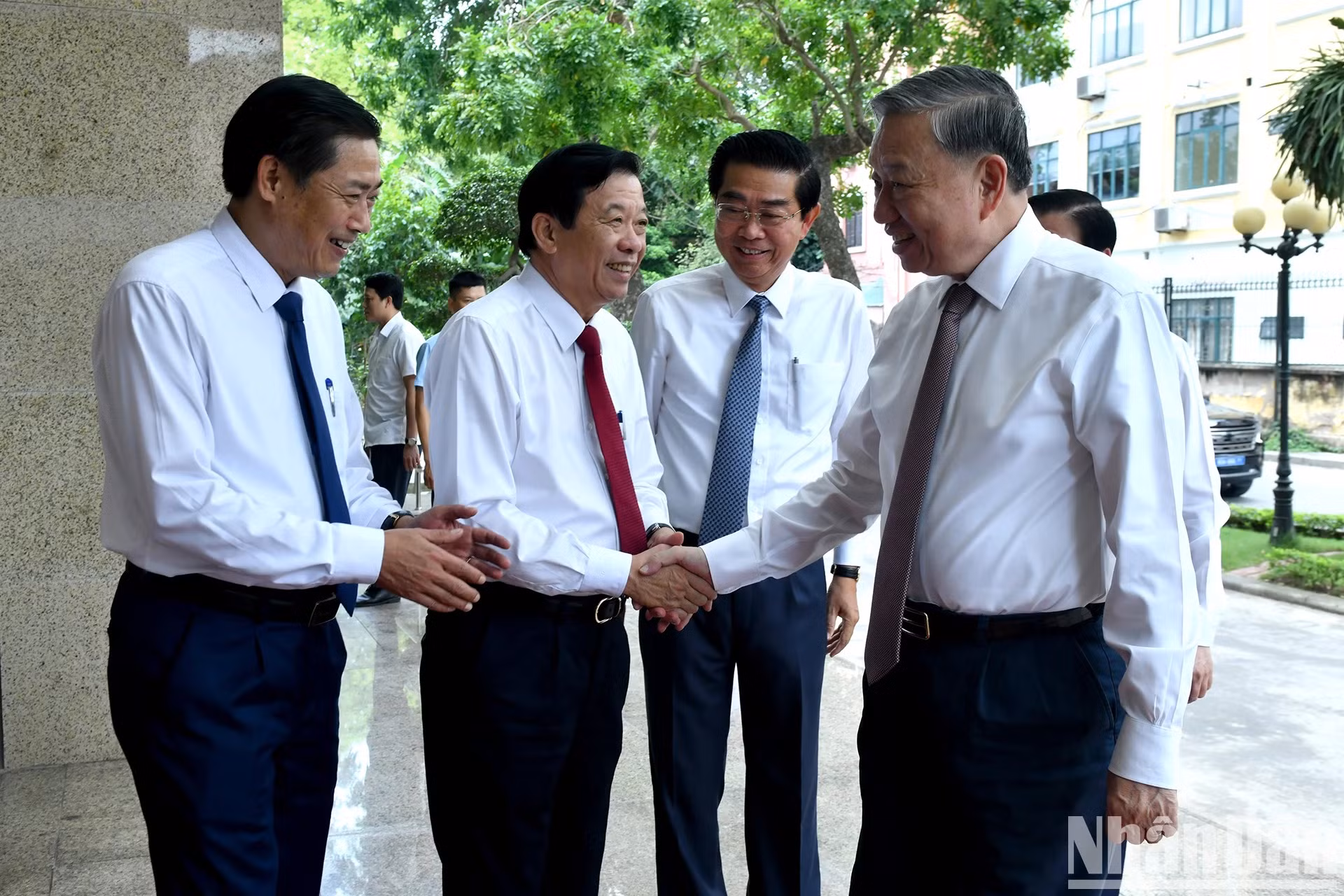 中央内政部领导迎接苏林总书记。