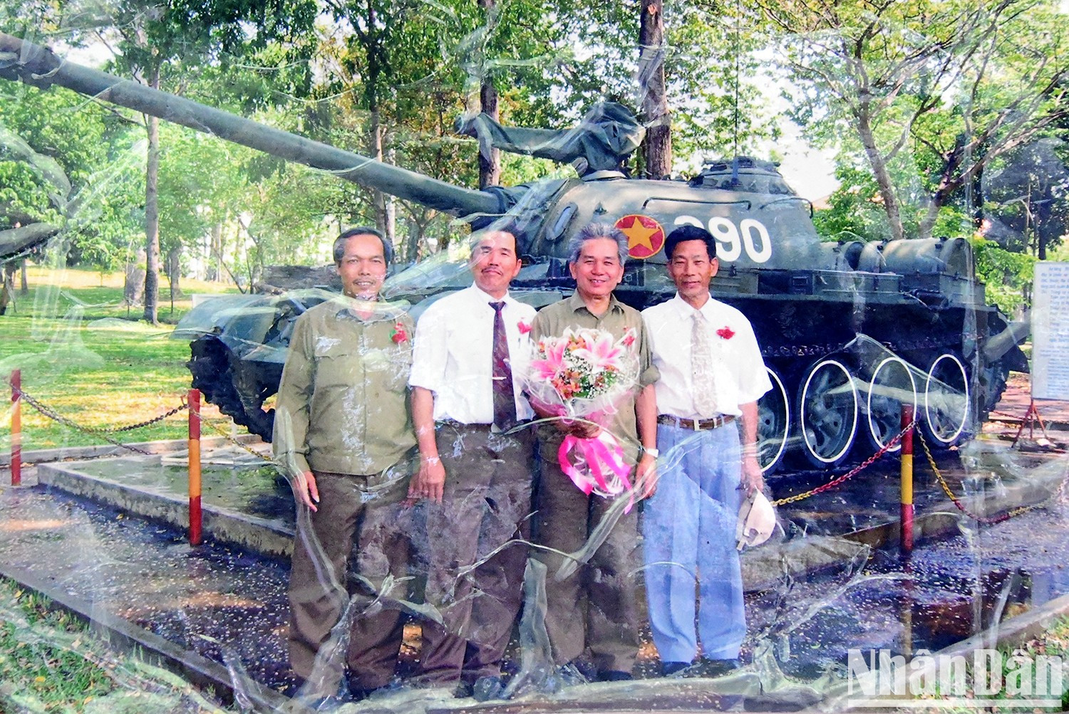 胡志明战役中390号坦克的四名成员连政治委员兼车长武登全中尉,头号炮手吴士原中士,技术连副连长兼二号炮手黎文凤少尉,中士阮文集(驾驶员)——重访独立宫。(人物供图) 胡志明战役中390号坦克的四名成员连政治委员兼车长武登全中尉,头号炮手吴士原中士,技术连副连长兼二号炮手黎文凤少尉,中士阮文集(驾驶员)——重访独立宫。(人物供图)