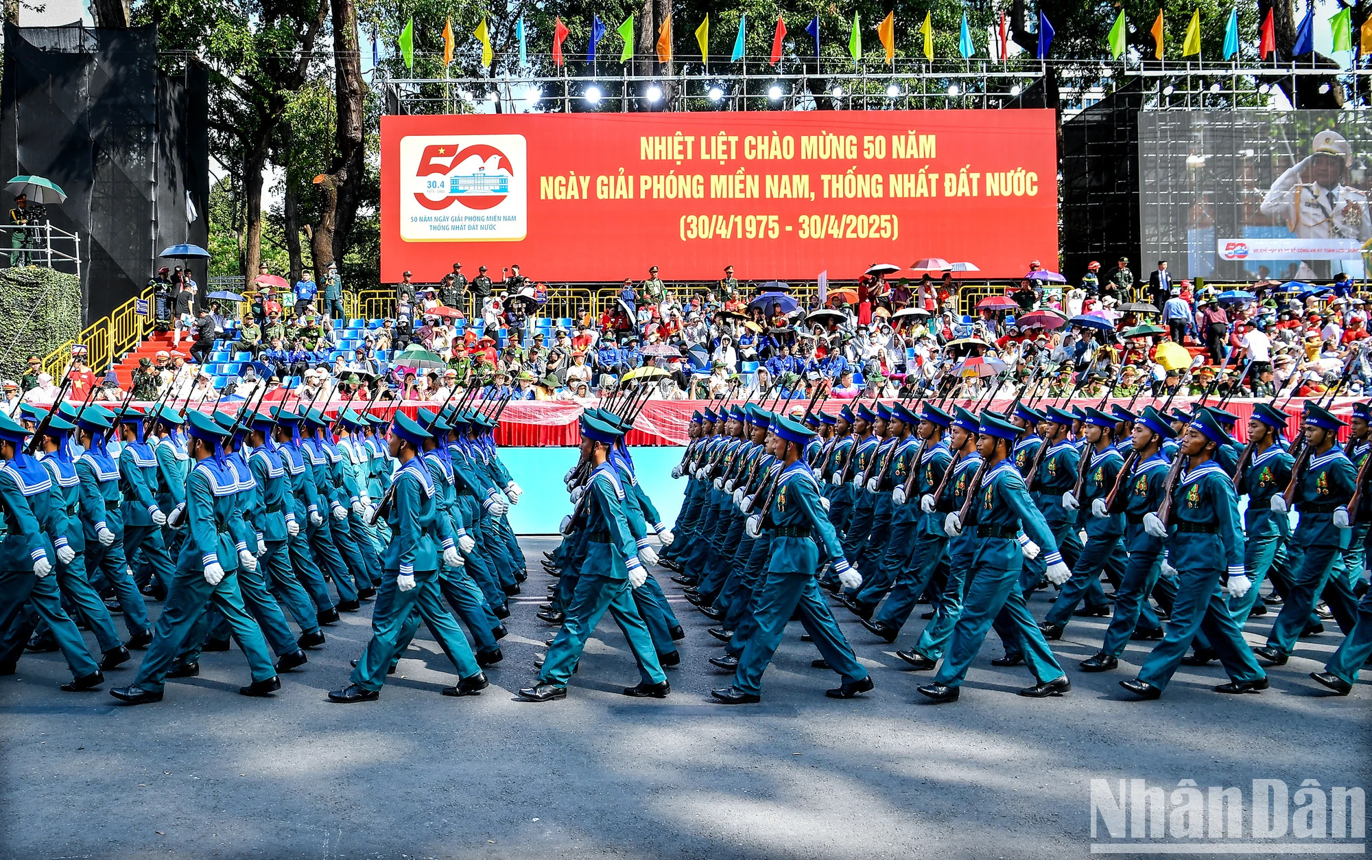 在国家级阅兵游行总彩排中，武装力量共组成38个方队（包括军队和民兵25个方队，公安力量13个方队），另有12个方队由各群众组织代表组成。