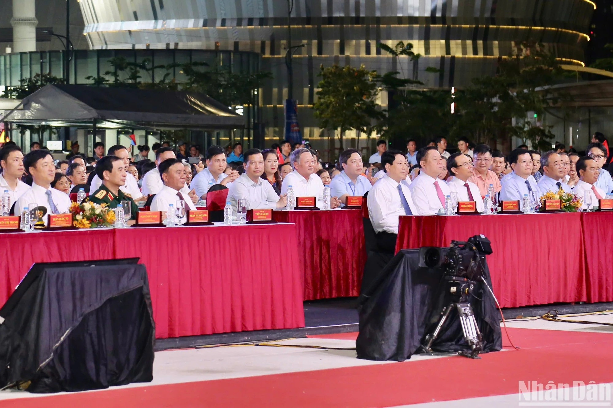 国家主席梁强与胡志明市连线点的各位代表。 国家主席梁强与胡志明市连线点的各位代表。