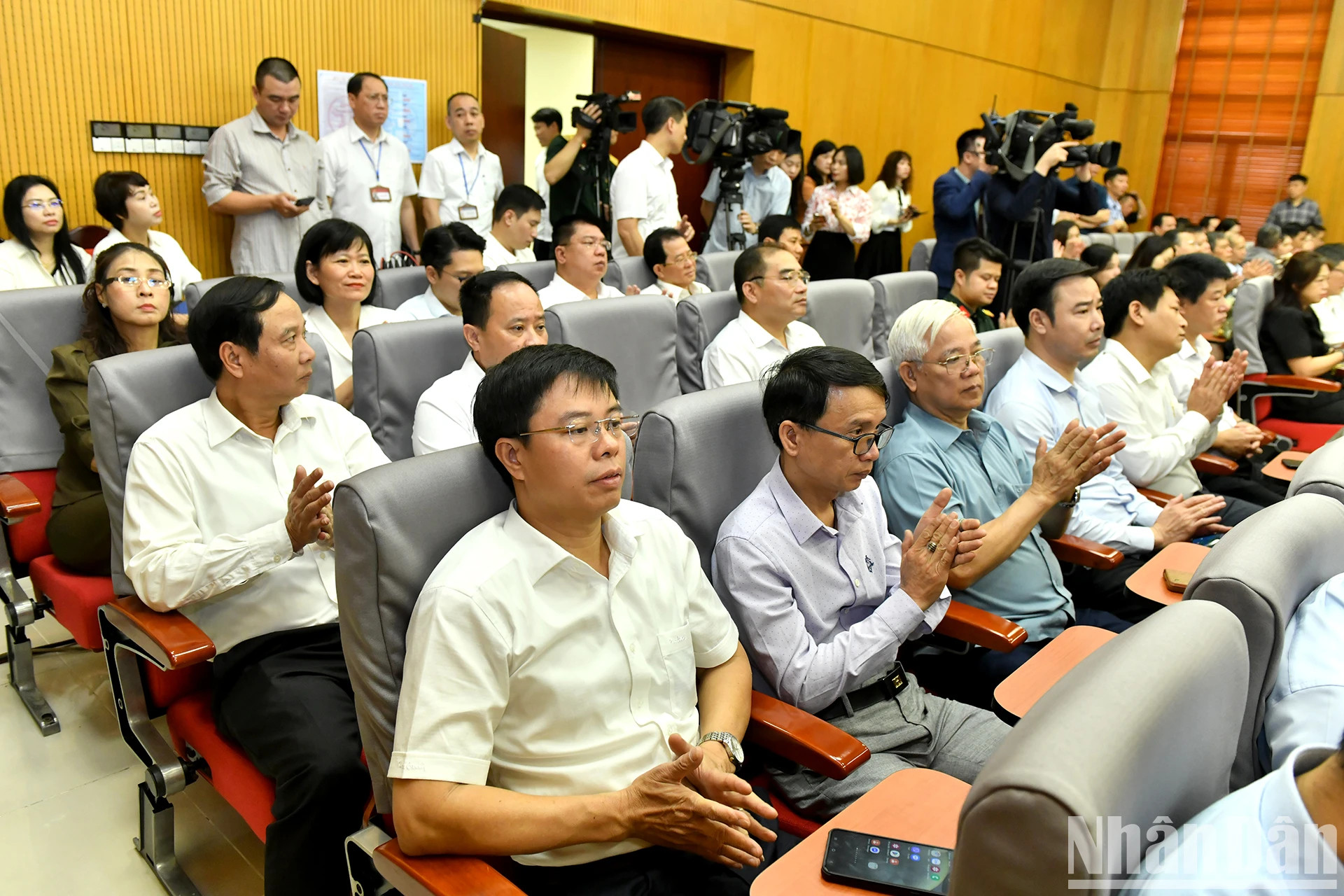 与会的代表和选民。 与会的代表和选民。