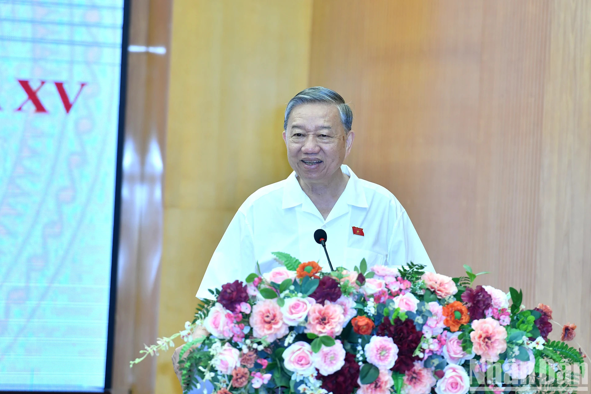 苏林总书记在会见河内市选民时发表讲话。 苏林总书记在会见河内市选民时发表讲话。