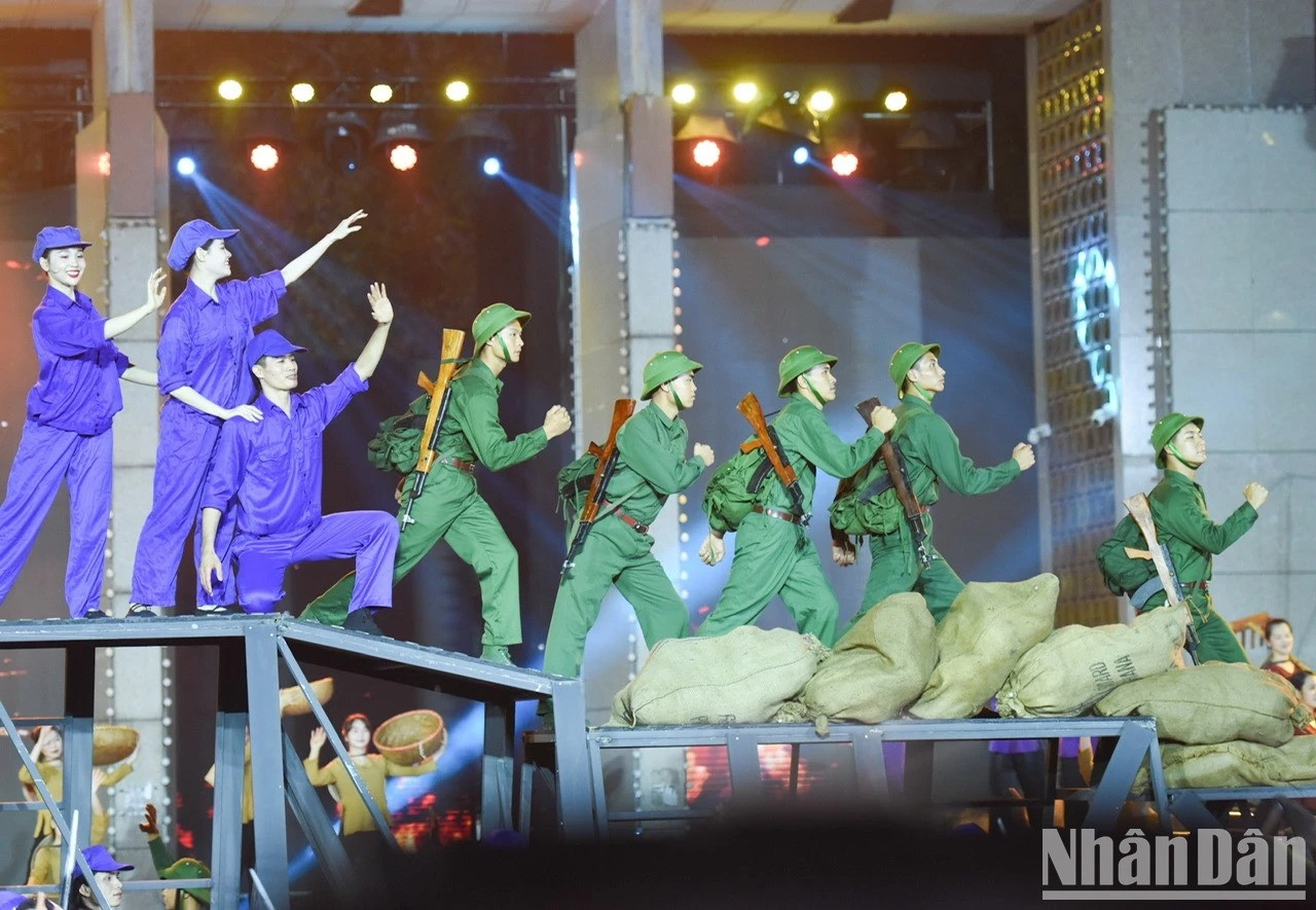 首都河内连线点“凯歌永响”艺术节目中的一场文艺表演。 首都河内连线点“凯歌永响”艺术节目中的一场文艺表演。