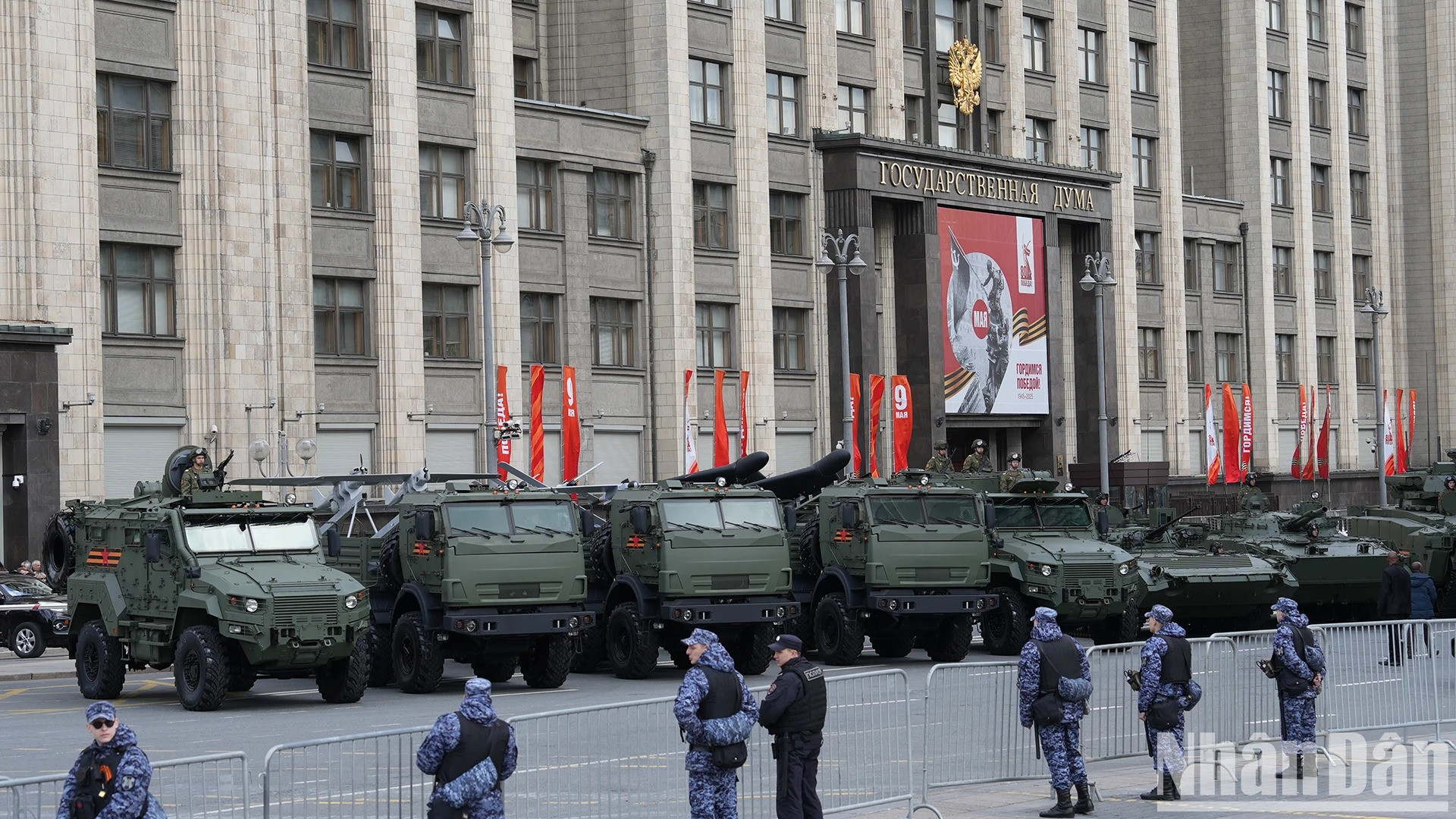 安装在军用运输车辆上的多型无人机系统。