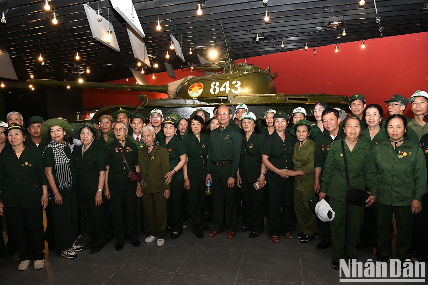 2025年4月30日——国家统一50周年的辉煌里程碑,是历史再次呼唤那些默默“守火”者的时刻。吴士原中士及当年的战友们,那些在历史性坦克上忠坚作战的战士们,永远是民族心中不朽的形象。他们是那个烈焰辉煌时代,是江山一统、祖国充满喜悦之日的化身。 2025年4月30日——国家统一50周年的辉煌里程碑,是历史再次呼唤那些默默“守火”者的时刻。吴士原中士及当年的战友们,那些在历史性坦克上忠坚作战的战士们,永远是民族心中不朽的形象。他们是那个烈焰辉煌时代,是江山一统、祖国充满喜悦之日的化身。