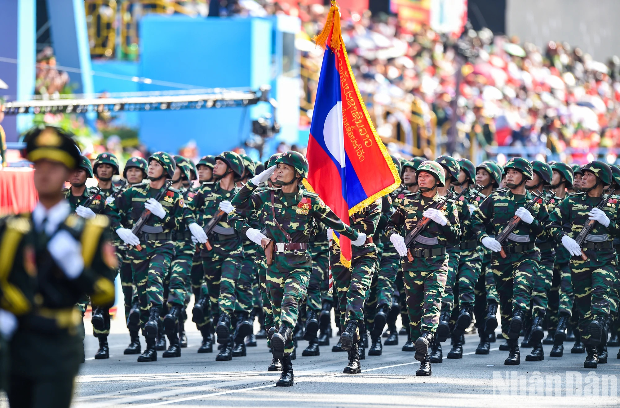 老挝人民军参加了纪念越南南方解放、国家统一50周年庆典的总彩排。
