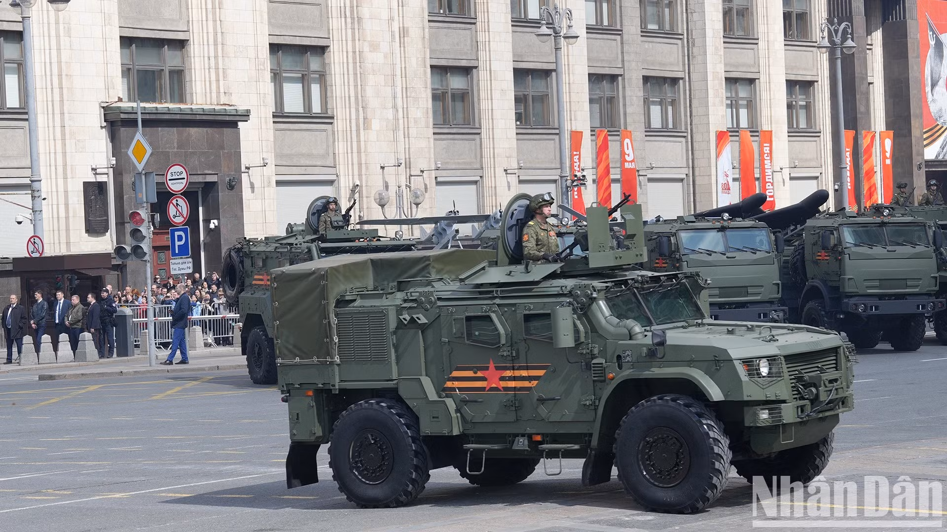 参加阅兵彩排的俄罗斯军队现代化武器装备。