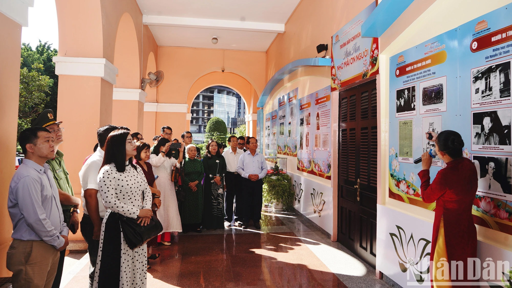 众多参观者正在聆听讲解，内容聚焦于20世纪10年代的西贡—嘉定地区，那正是阮必成同志来到此地、开启寻找救国之路的时期。