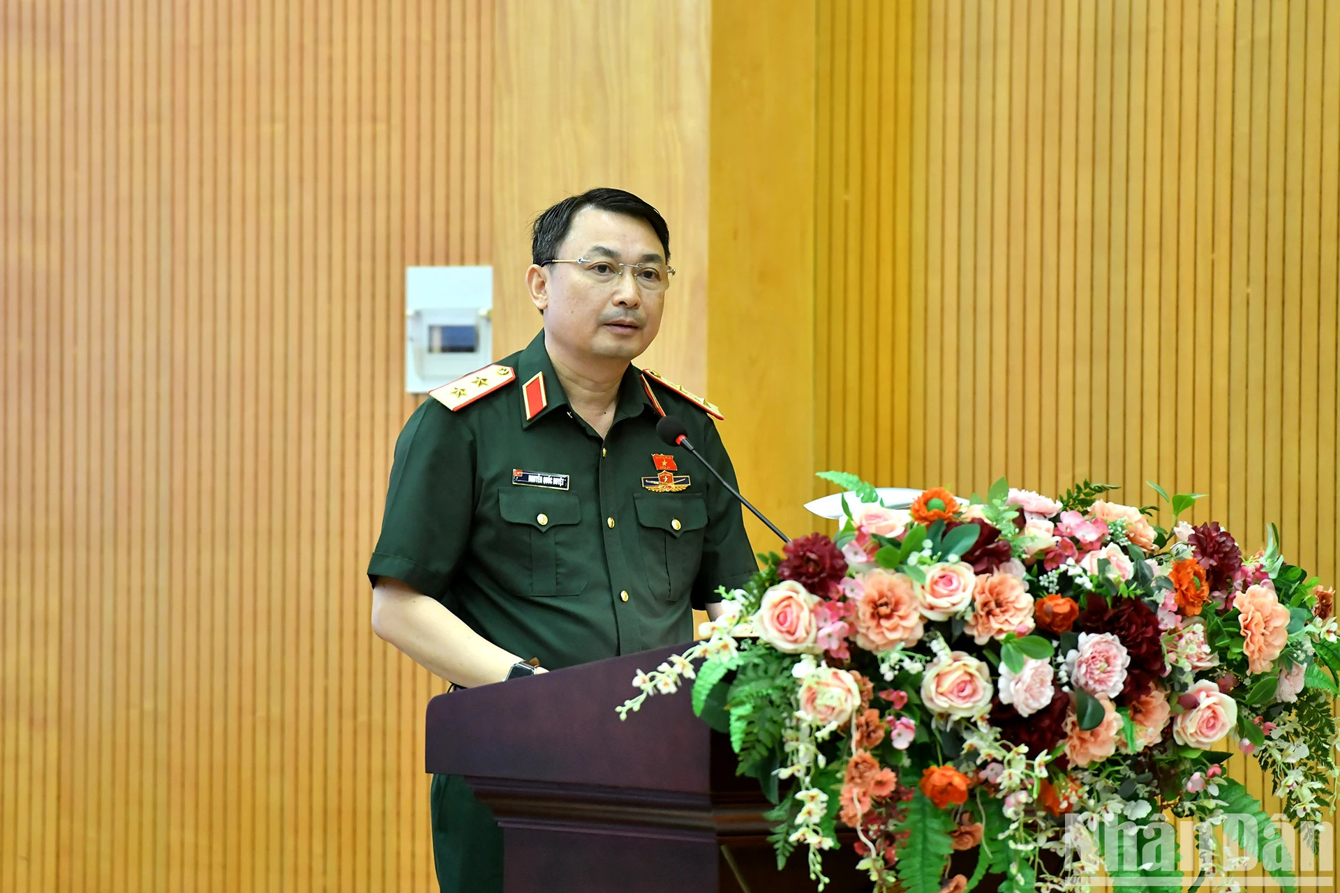 国会代表阮国阅在会上作报告。 国会代表阮国阅在会上作报告。