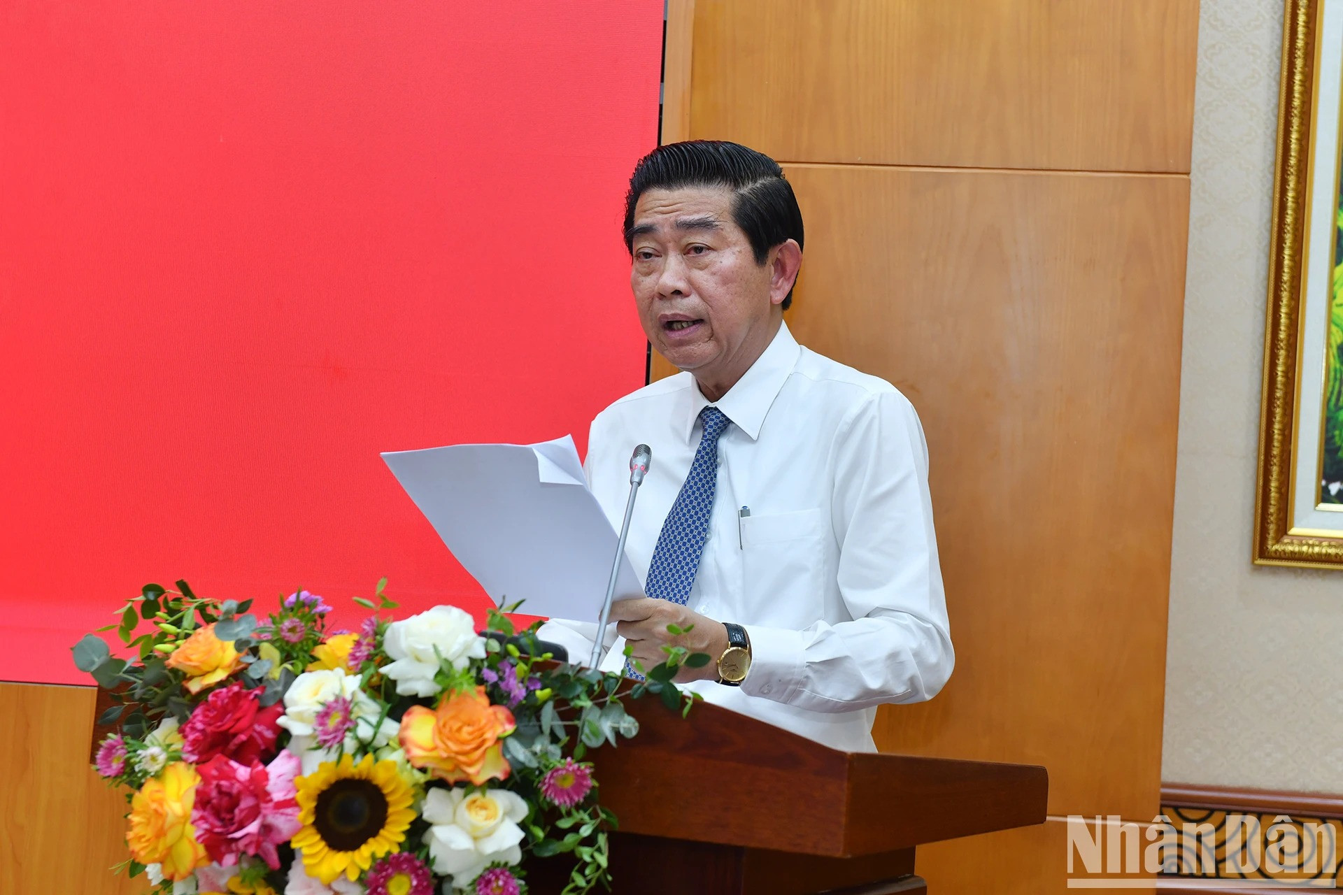 越共中央委员、中央内政部常务副部长武文勇在会议上作报告。