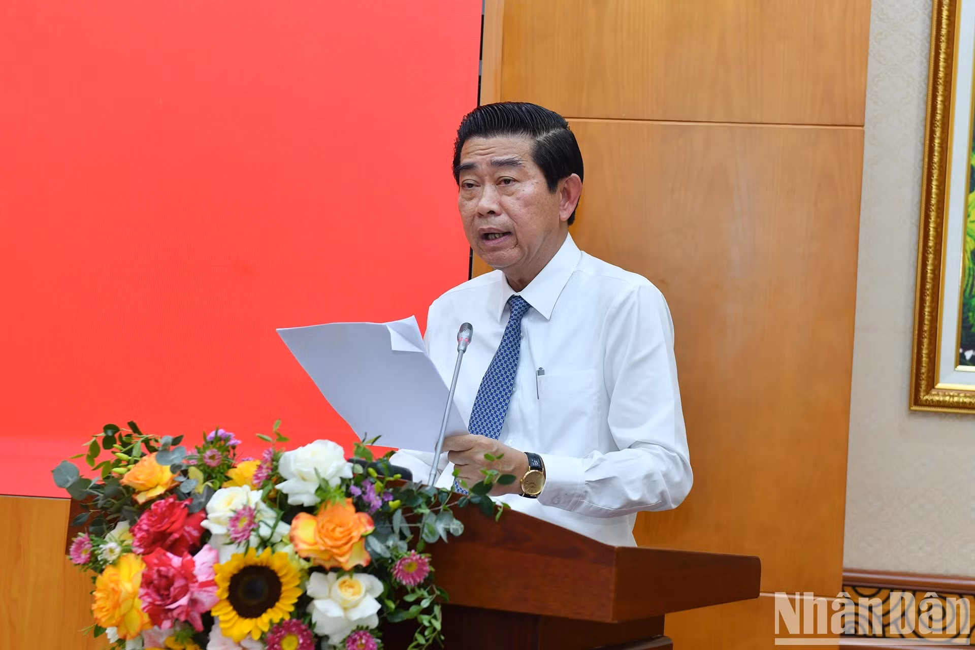 越共中央委员、中央内政部常务副部长武文勇在会议上作报告。