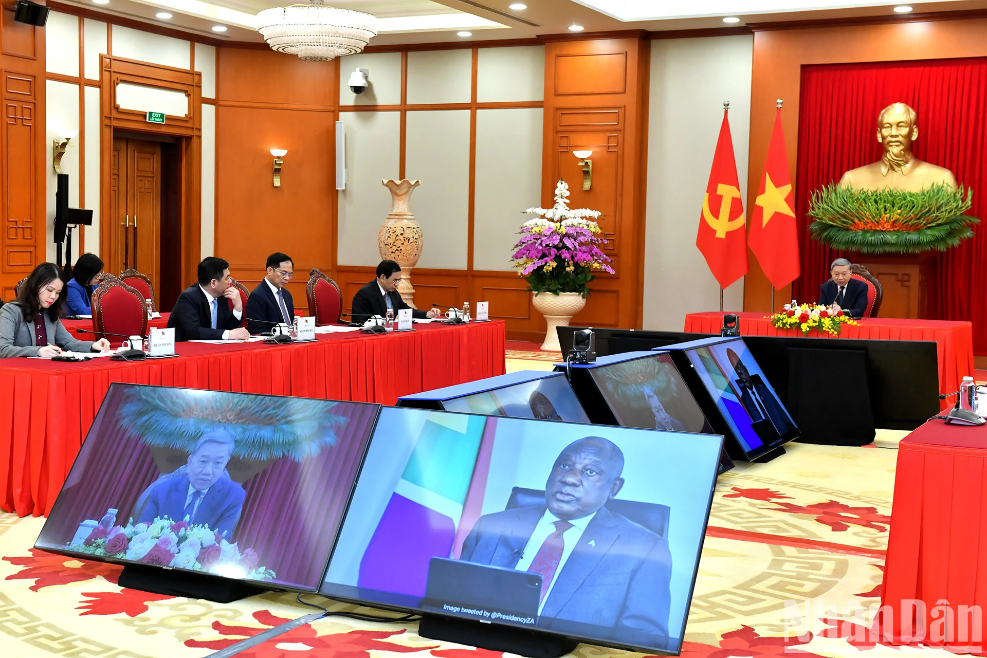 越共中央总书记苏林同南非总统、执政党非洲人国民大会主席西里尔·拉马福萨通电话。