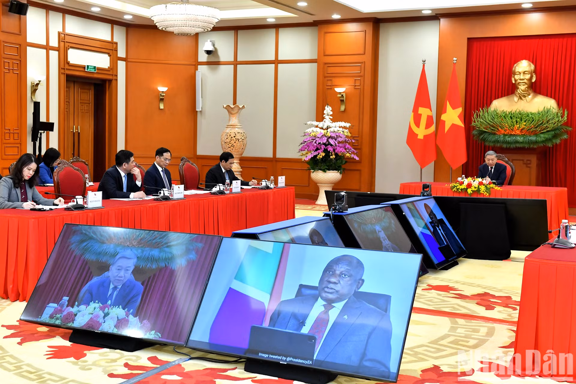 越共中央总书记苏林同南非总统、执政党非洲人国民大会主席西里尔·拉马福萨通电话。