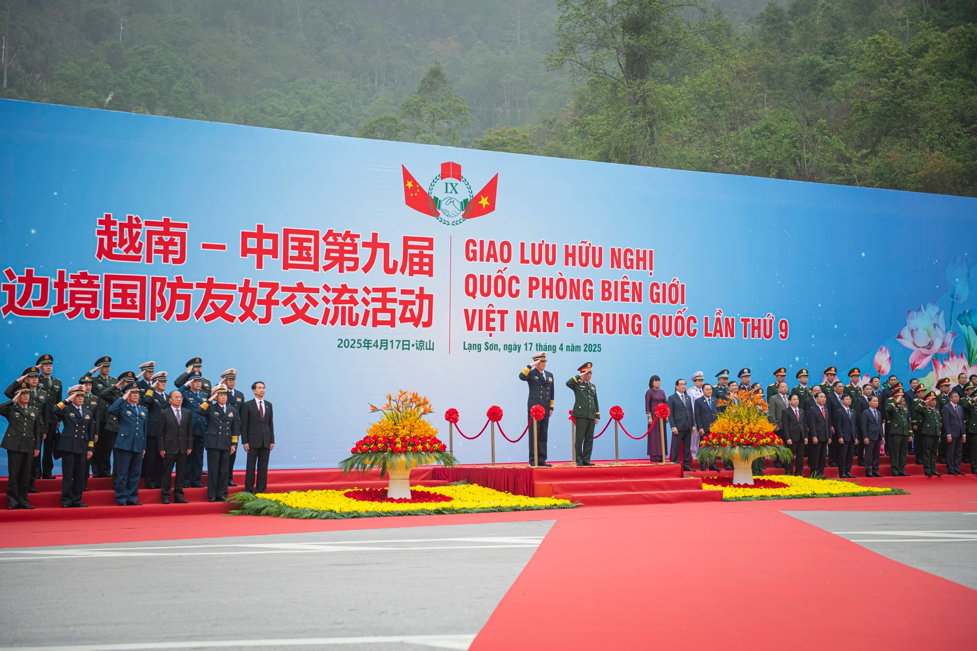 两国国防部长在军乐团奏响两国国歌的乐声中登上礼兵台。 两国国防部长在军乐团奏响两国国歌的乐声中登上礼兵台。