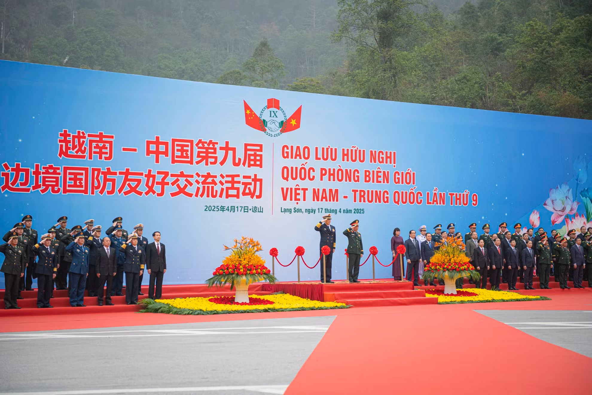 两国国防部长在军乐团奏响两国国歌的乐声中登上礼兵台。