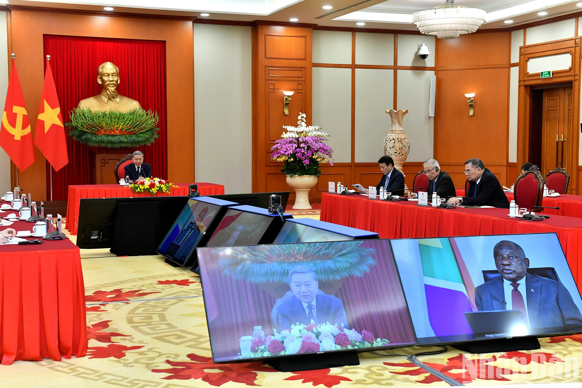 越共中央总书记苏林同南非总统、执政党非洲人国民大会主席西里尔·拉马福萨通电话。