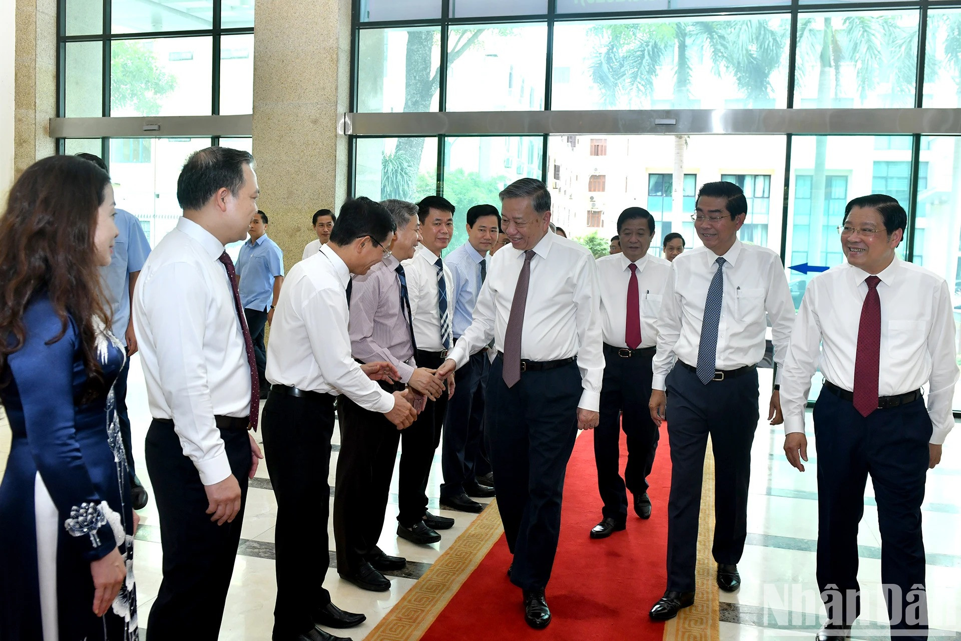 苏林总书记与中央内政部领导和干部握手致意。