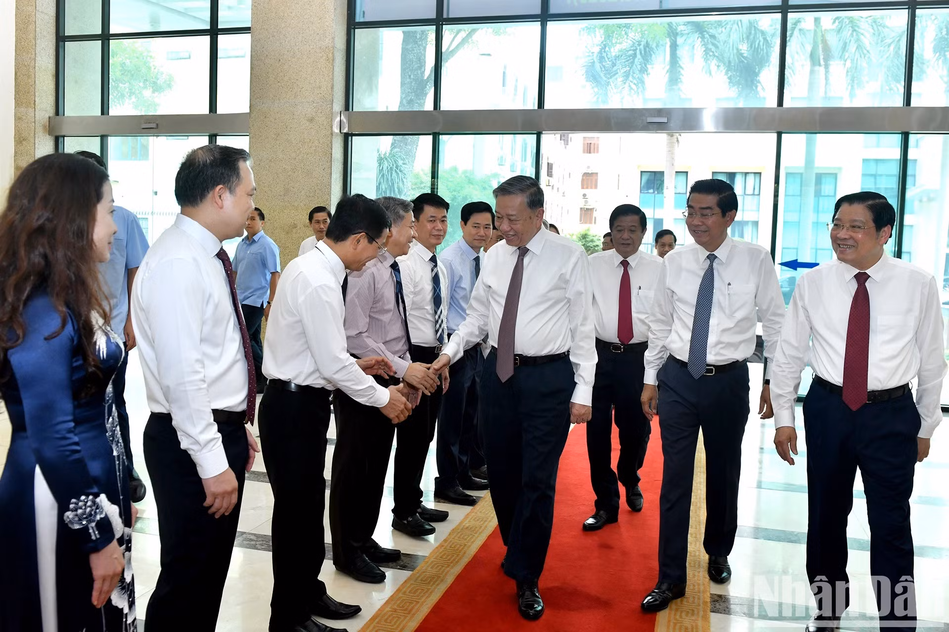 苏林总书记与中央内政部领导和干部握手致意。