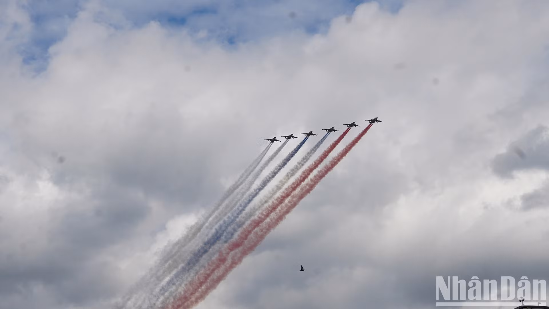 飞机喷射出俄罗斯国旗颜色的彩烟。