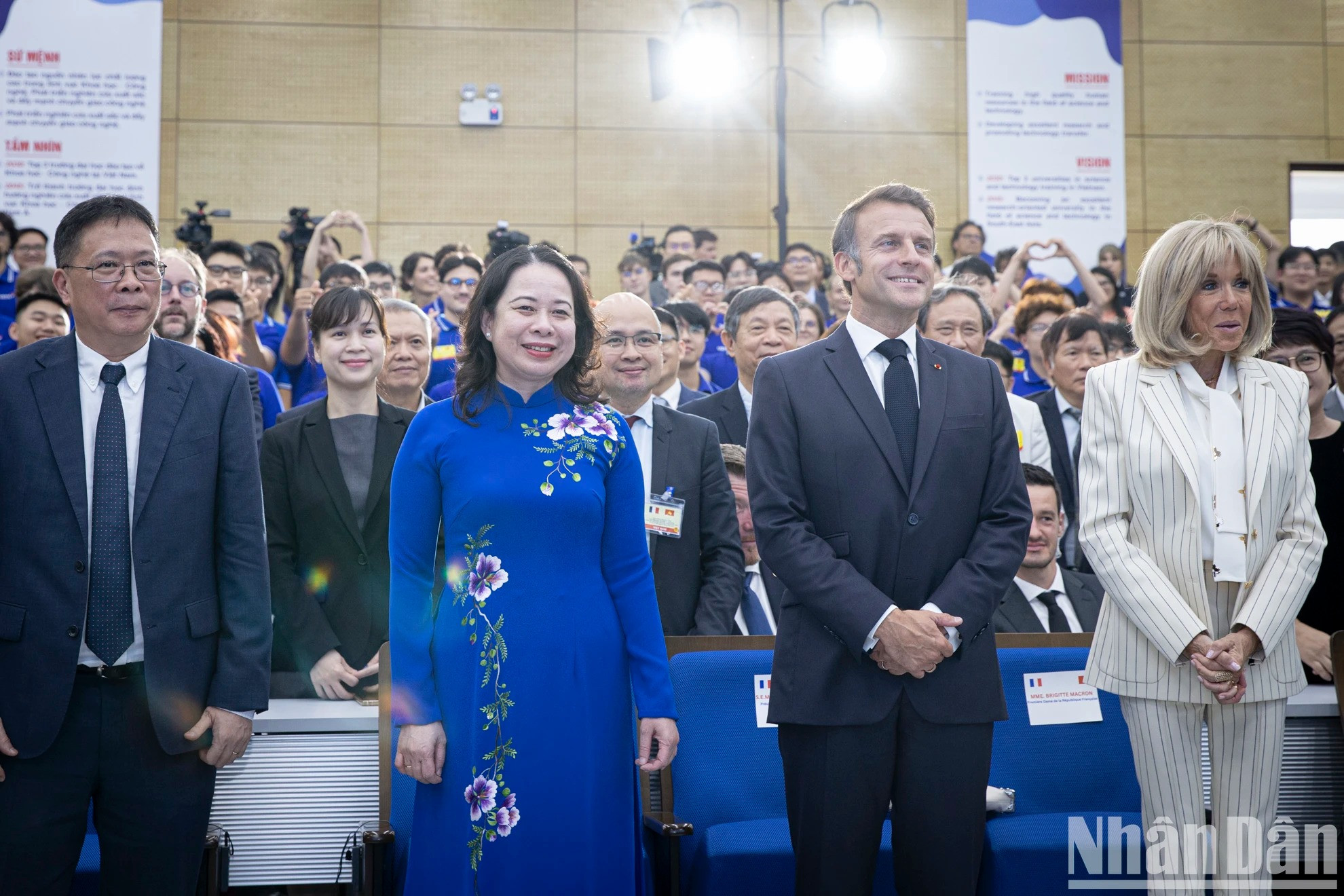 越南国家副主席武氏映春与法国总统马克龙及夫人出席与学生的交流活动。 越南国家副主席武氏映春与法国总统马克龙及夫人出席与学生的交流活动。
