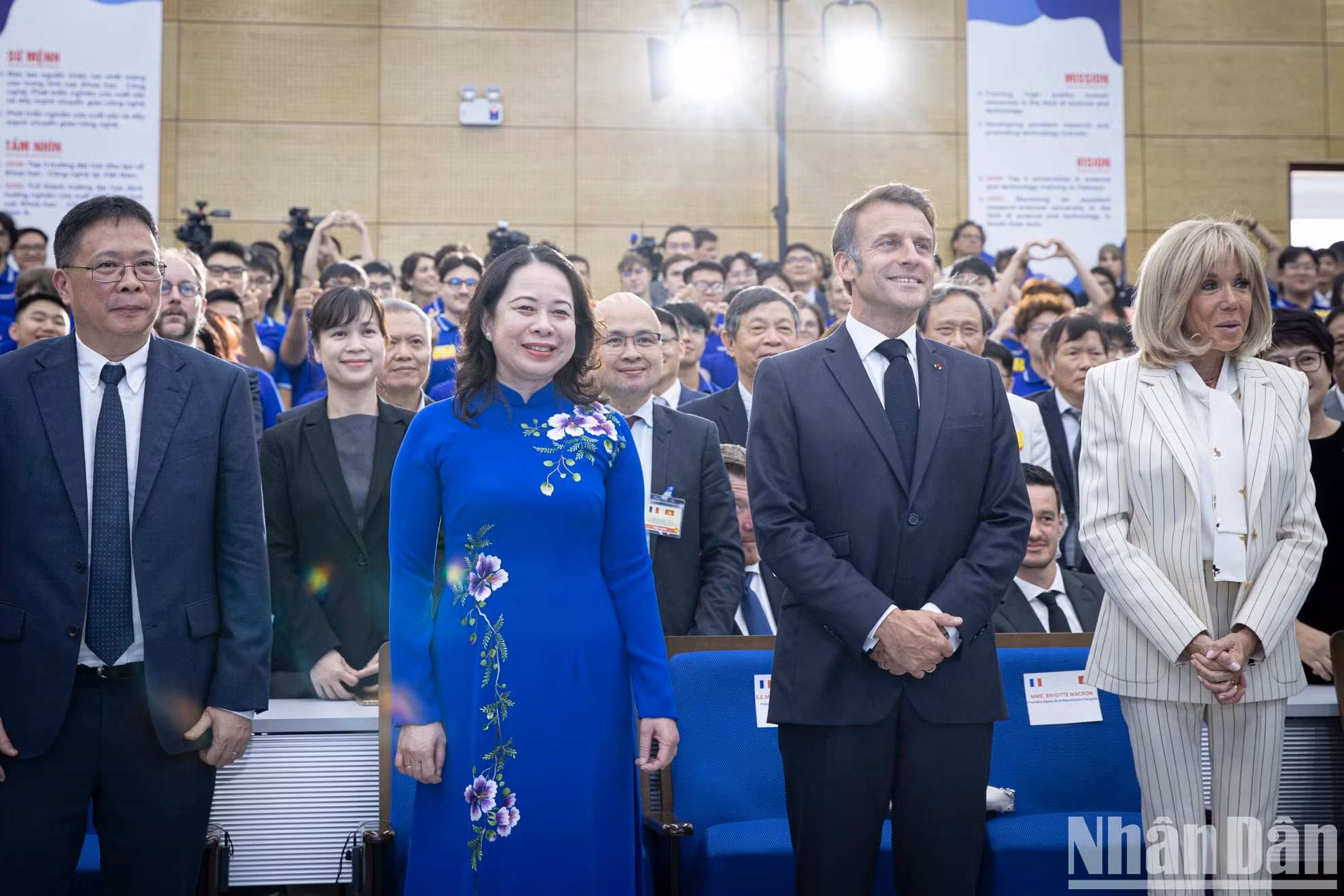 越南国家副主席武氏映春与法国总统马克龙及夫人出席与学生的交流活动。