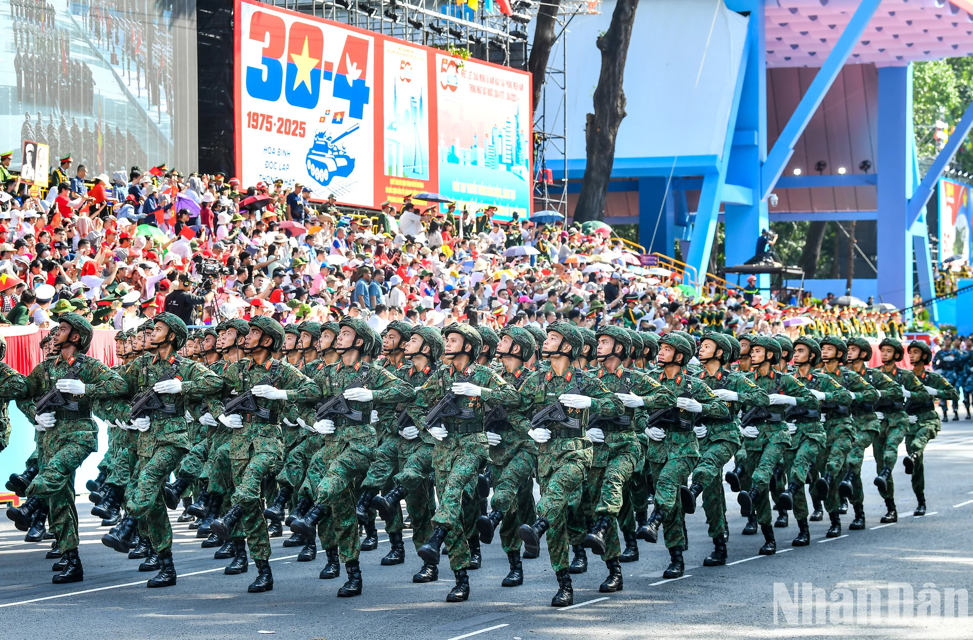 参加纪念南方解放、国家统一50周年庆典的总彩排的各方队。