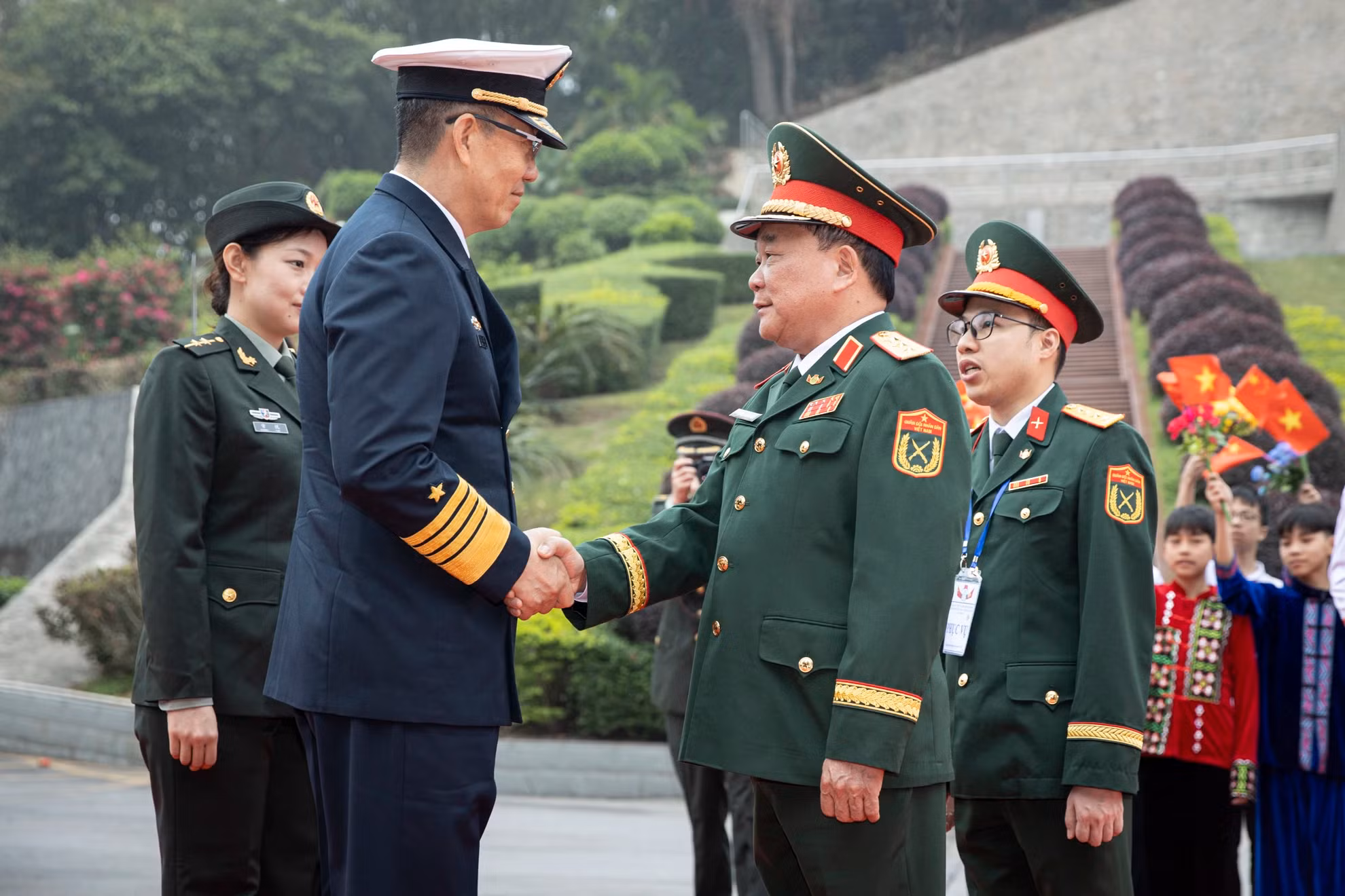 越共中央委员、中央军委常委、国防部副部长黄春战上将在越中两国边界分界线迎接中国国防部代表团。