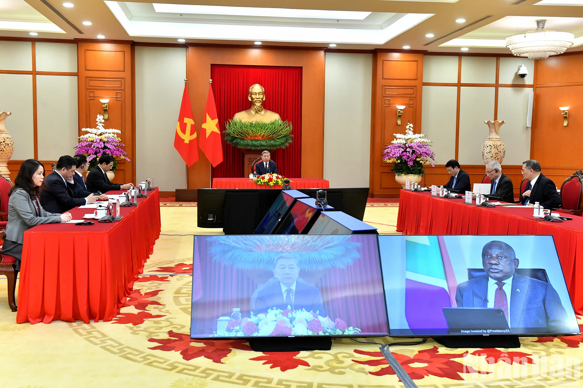 双方领导人互通电话的场景。